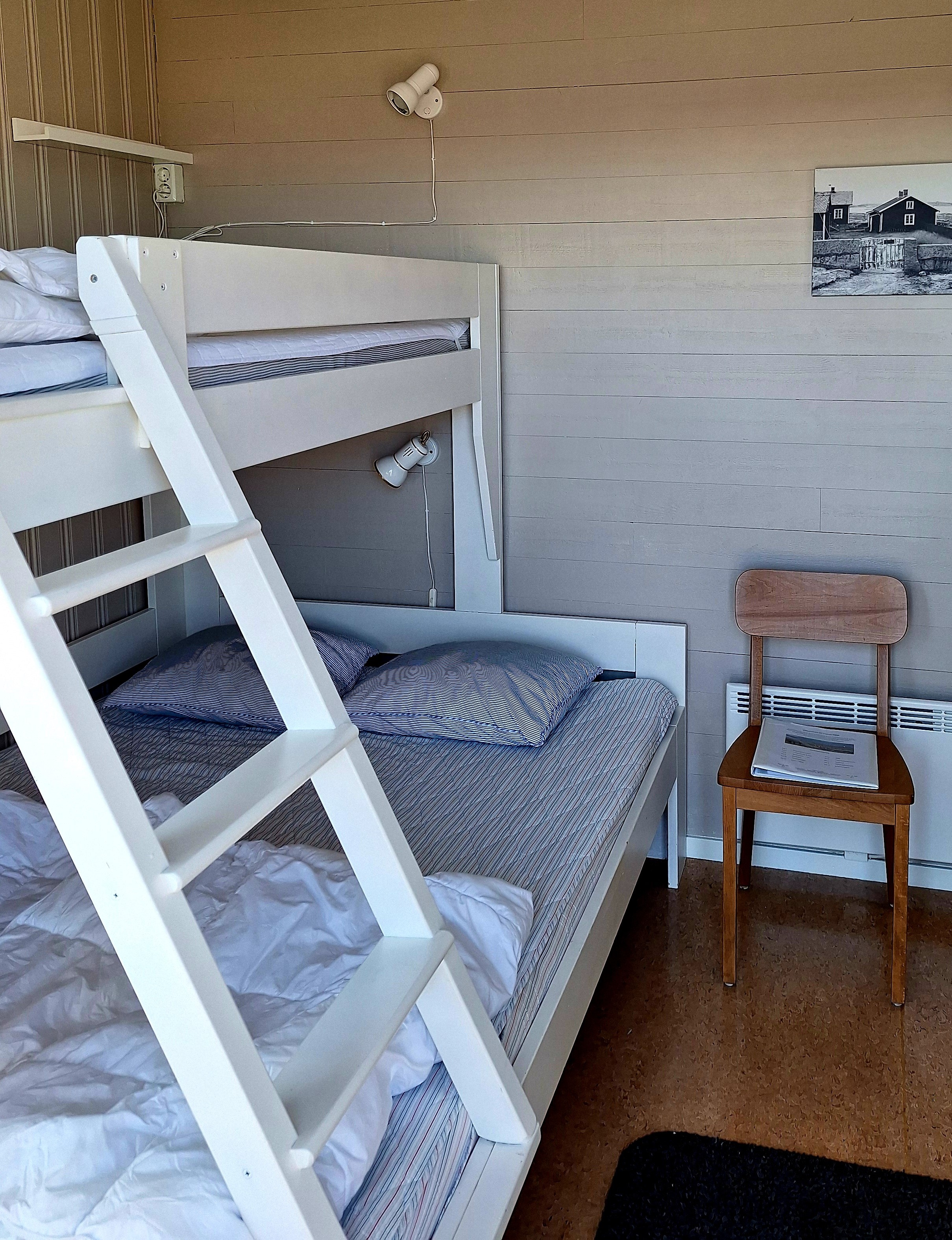 Sovrum med våningssäng i stuga på Utpost Hållö