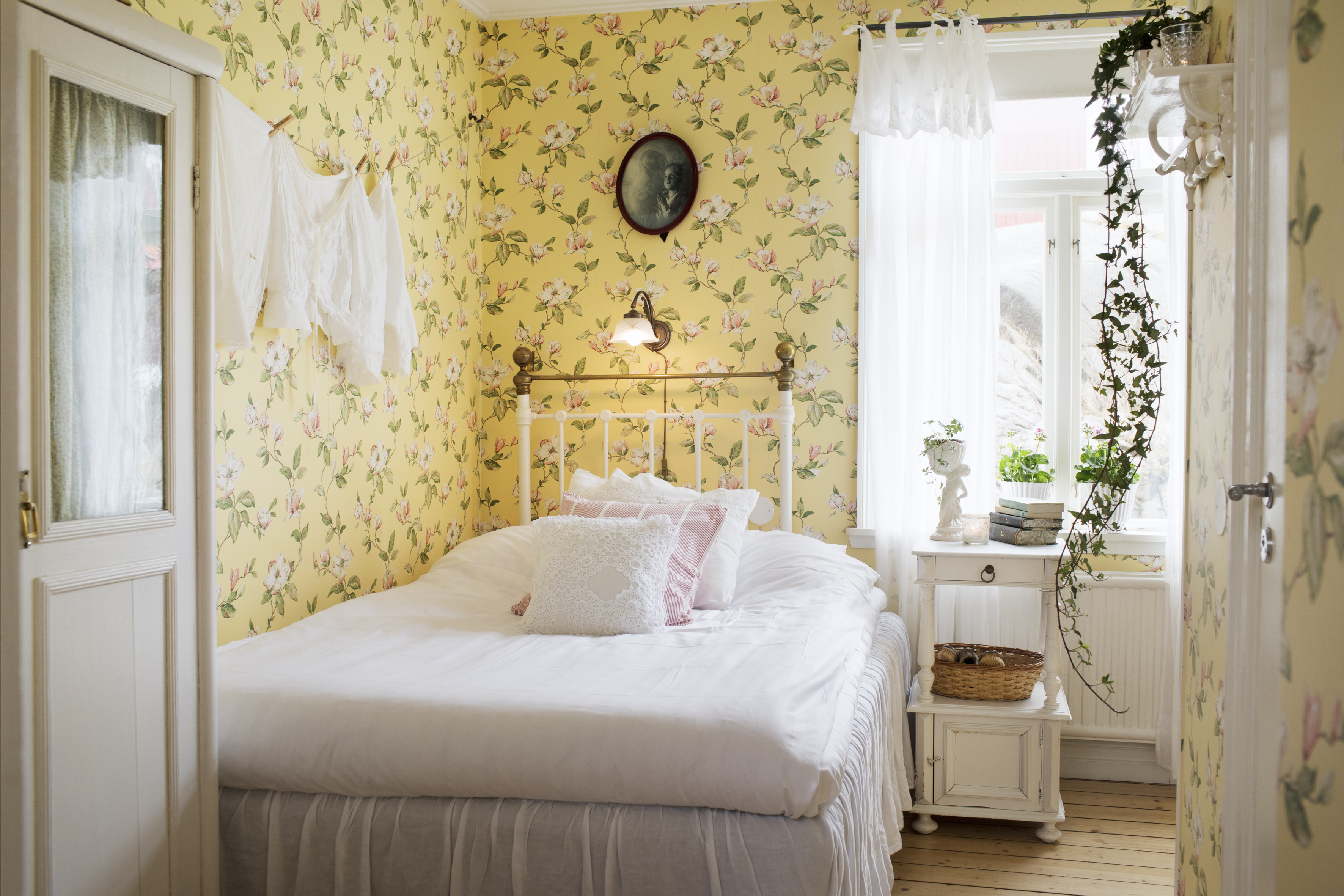 Yellow guest room at Strandflickorna