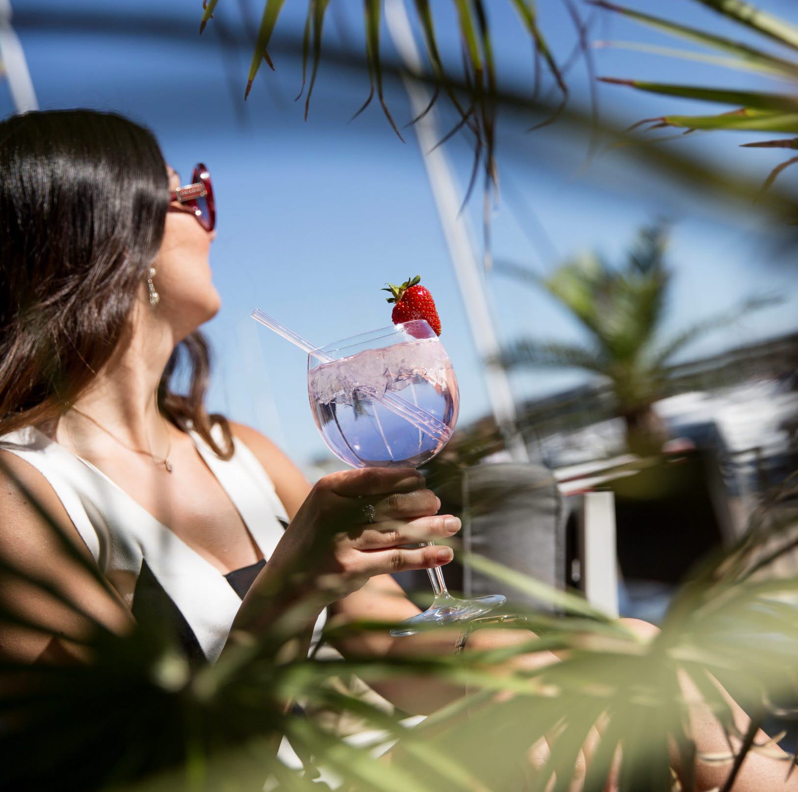 Kvinnlig gäst med drink på barterrassen, Strömstad Spa & Resort