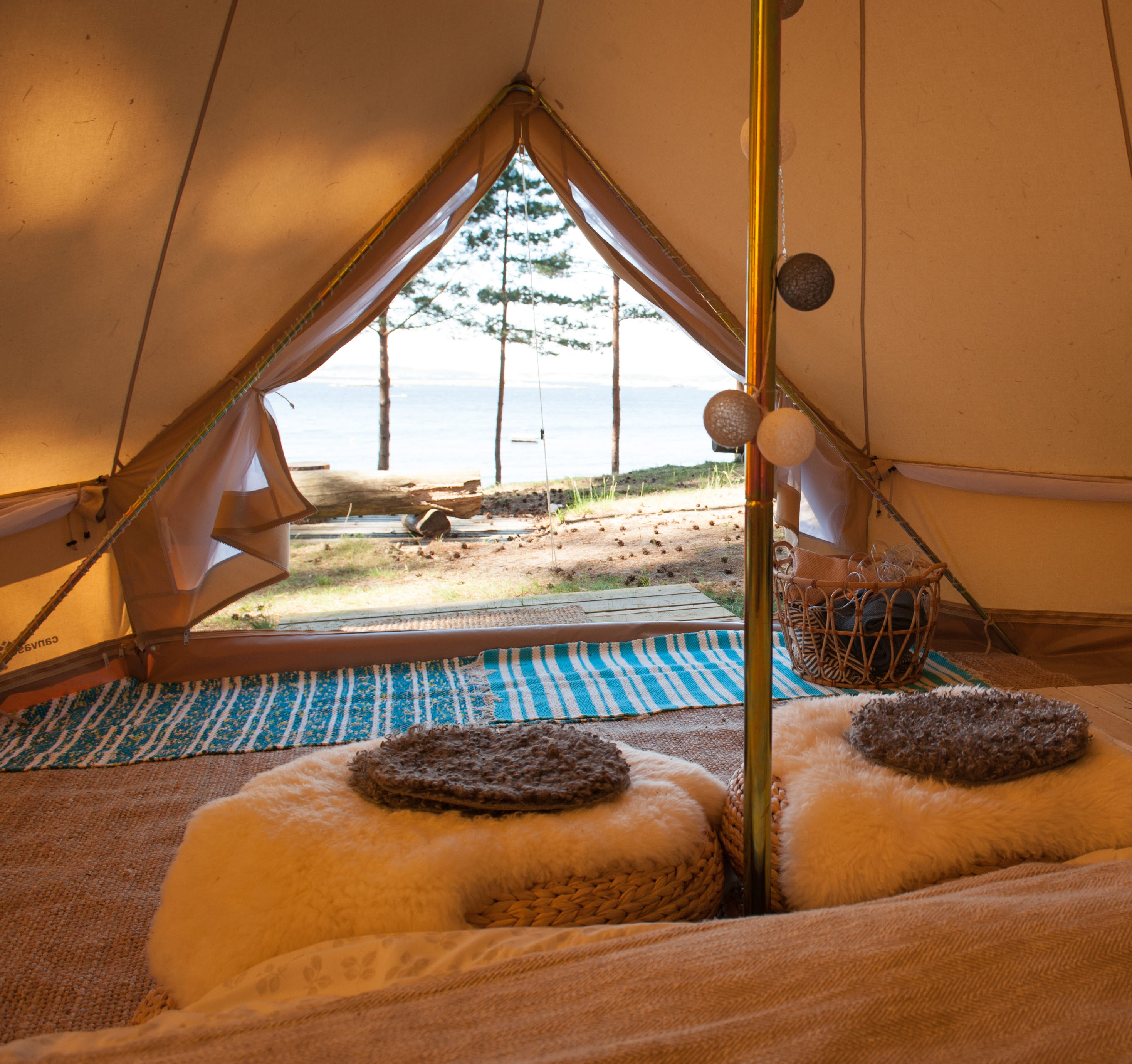 Utsikten ut inifrån glamping tältet