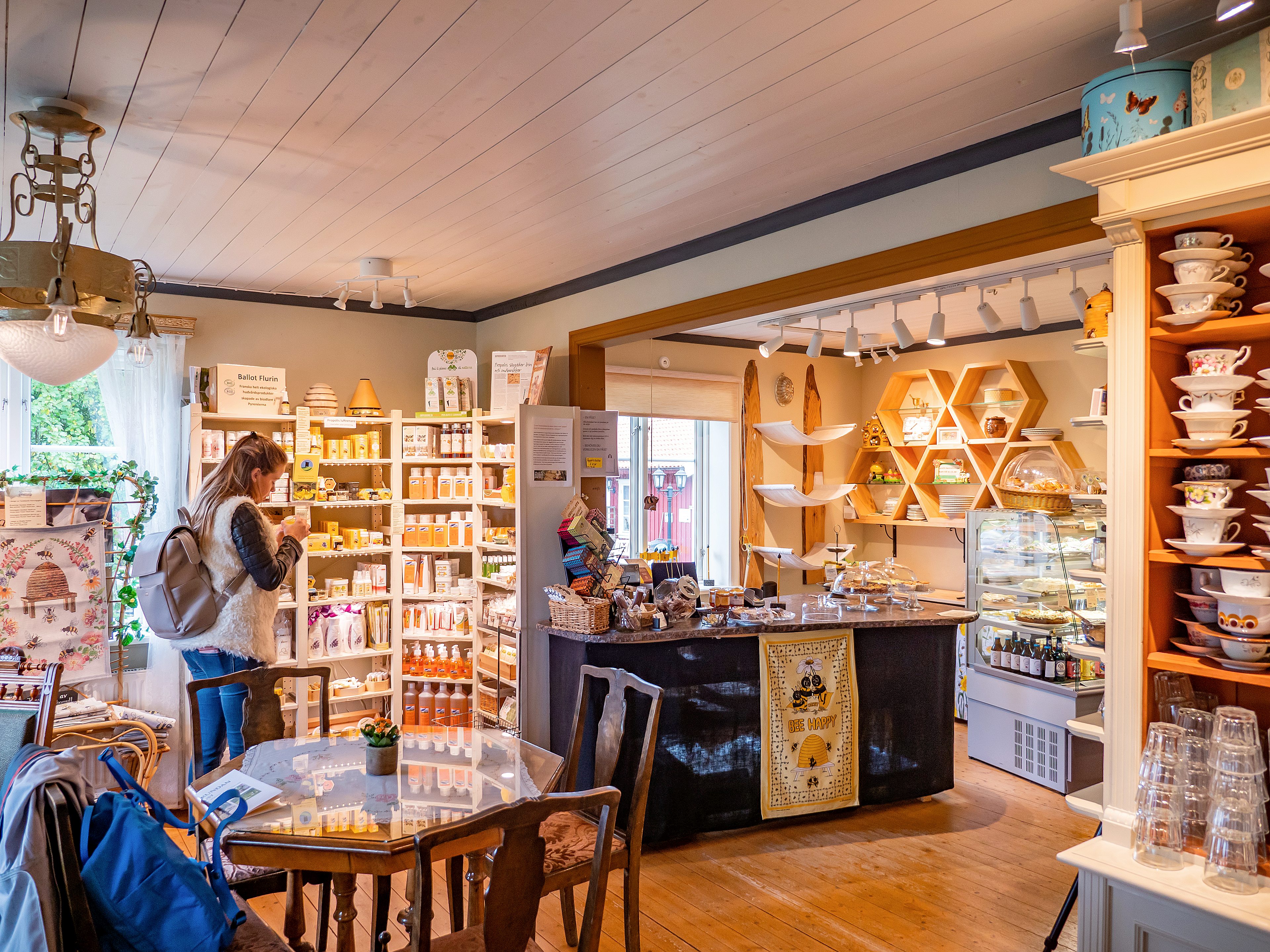 Gäst som handlar i butiken på Tavlebords Honungsgård.