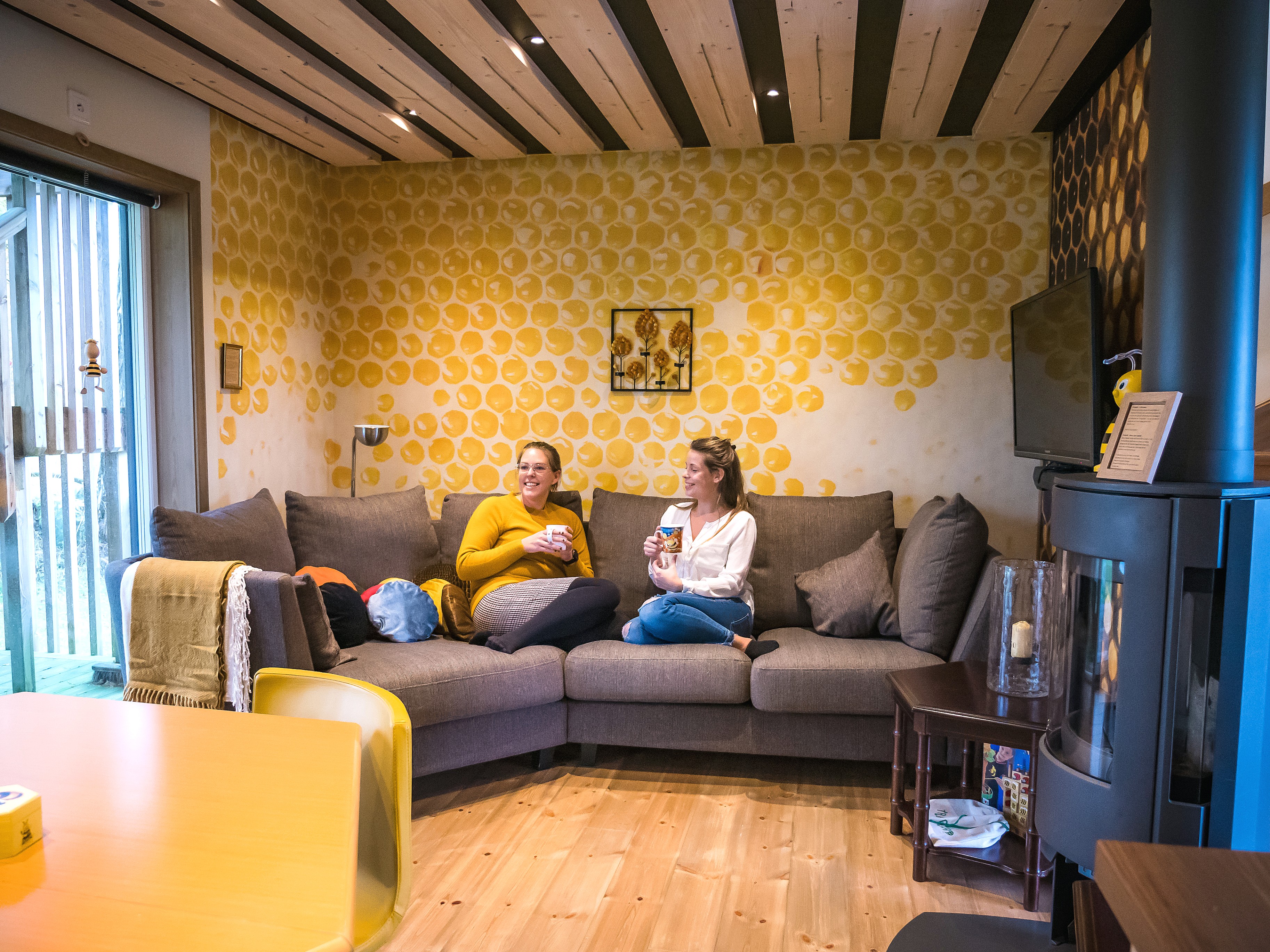 Gäster i en soffa på Tavlebords Honungsgård.