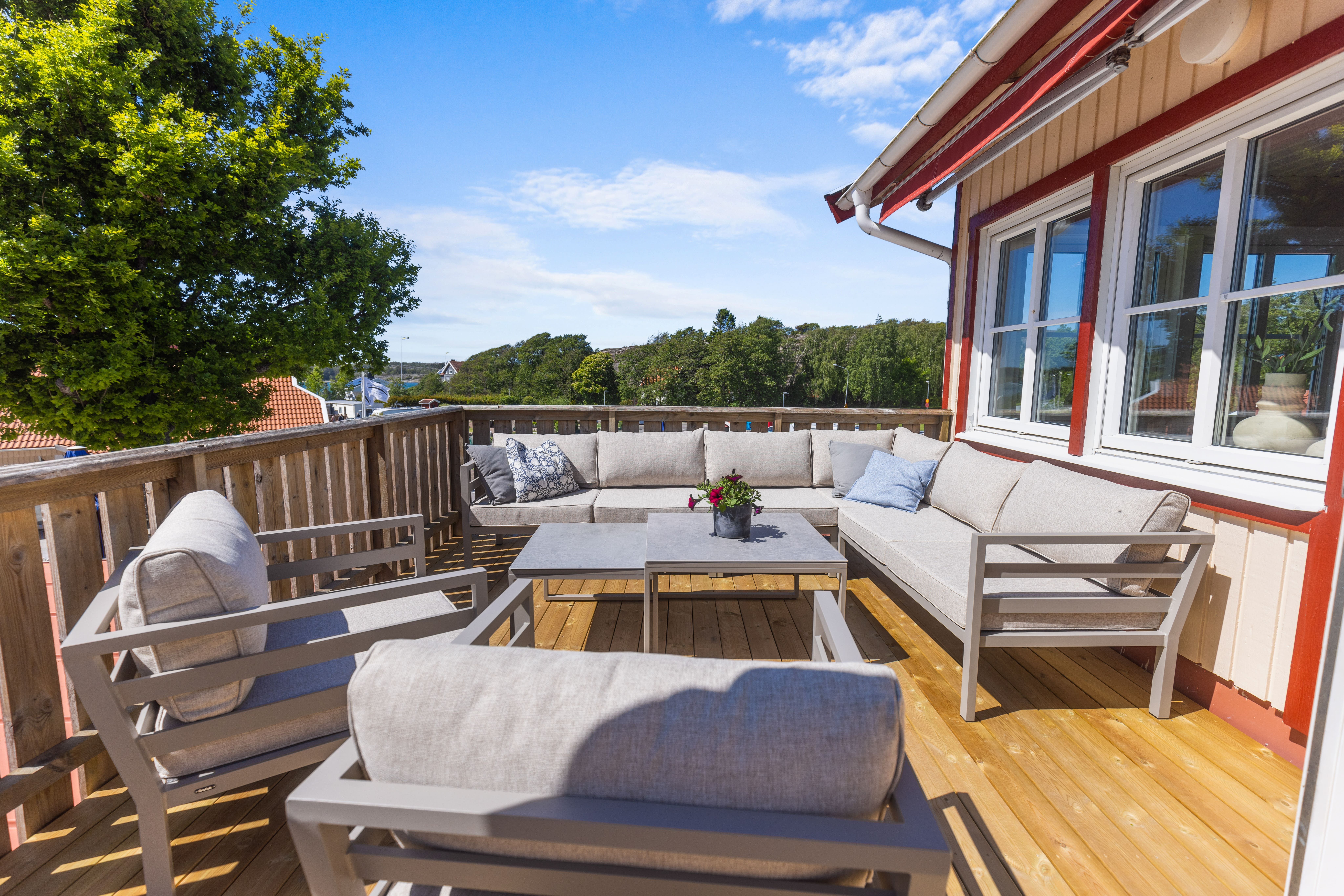 Terrace with outdoor furniture at Grebbestad’s cabin accommodation