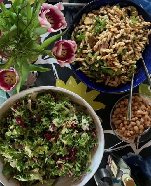 Pasta och sallad i skålar.