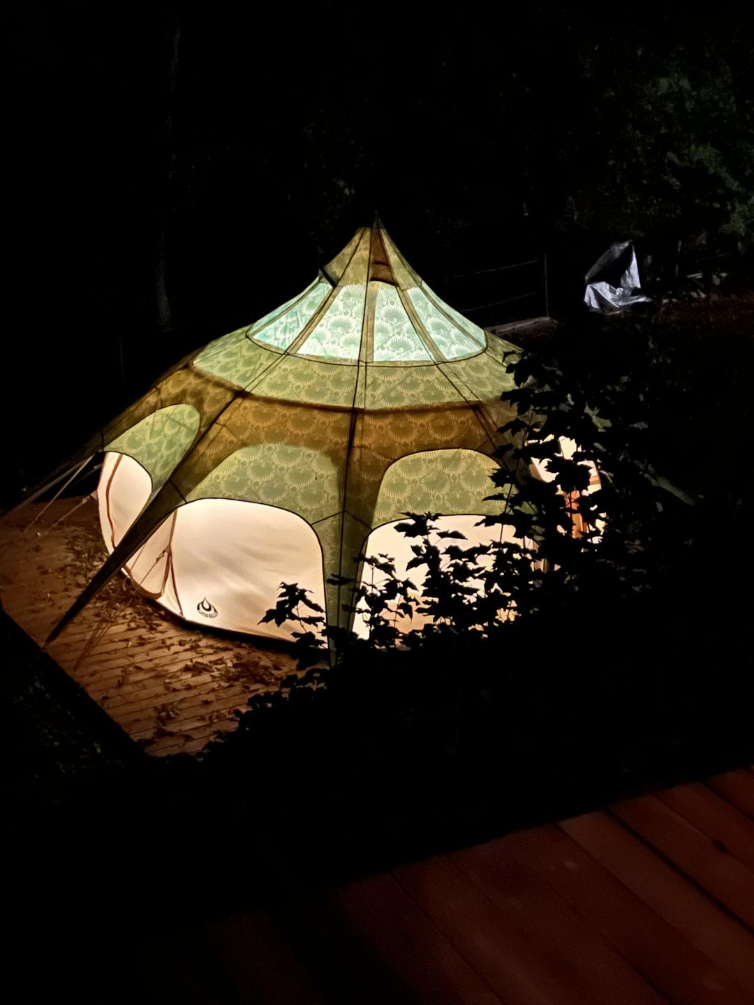 Tält utomhus på kvällen.