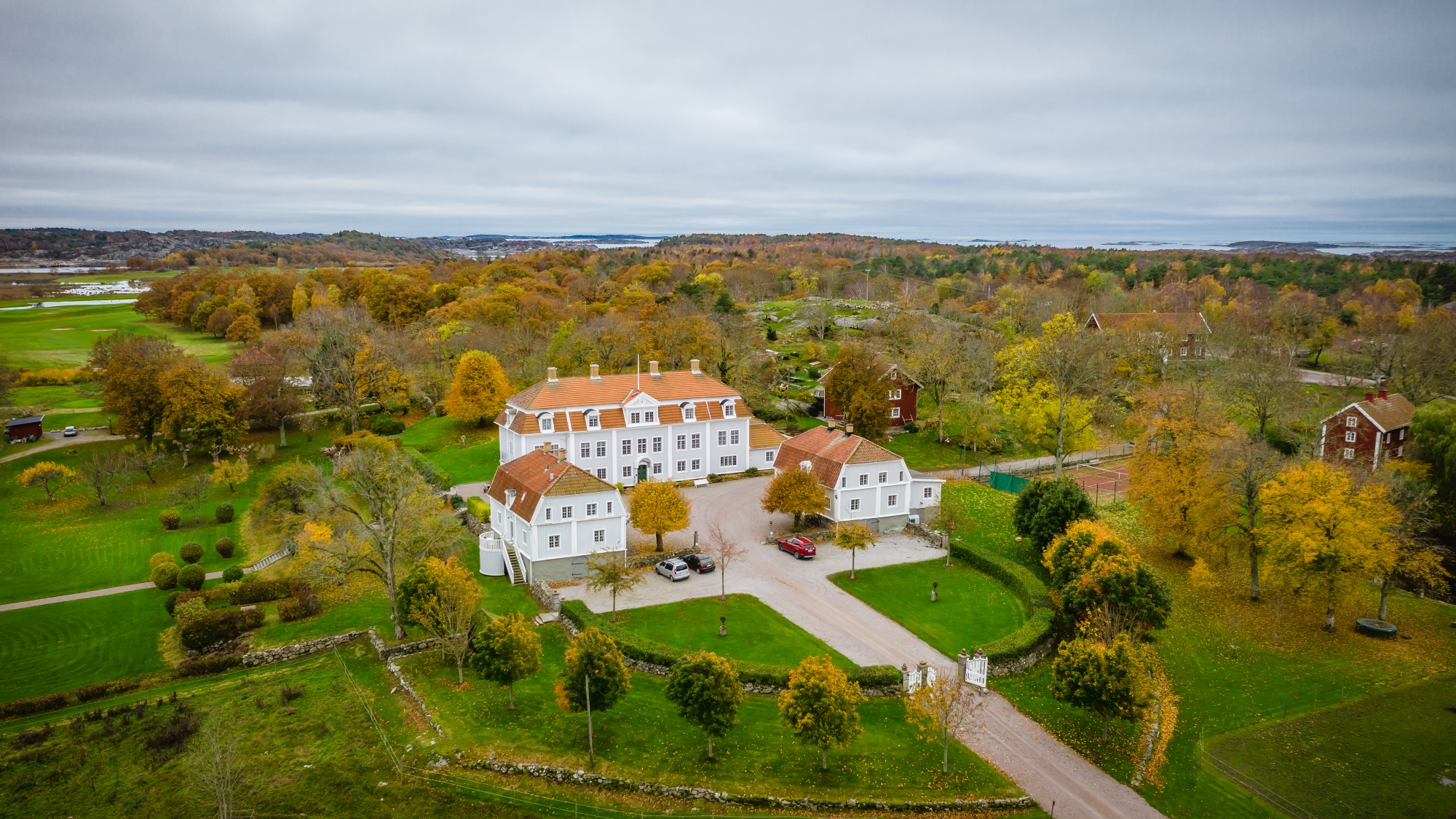 Flygbild över en herrgård.