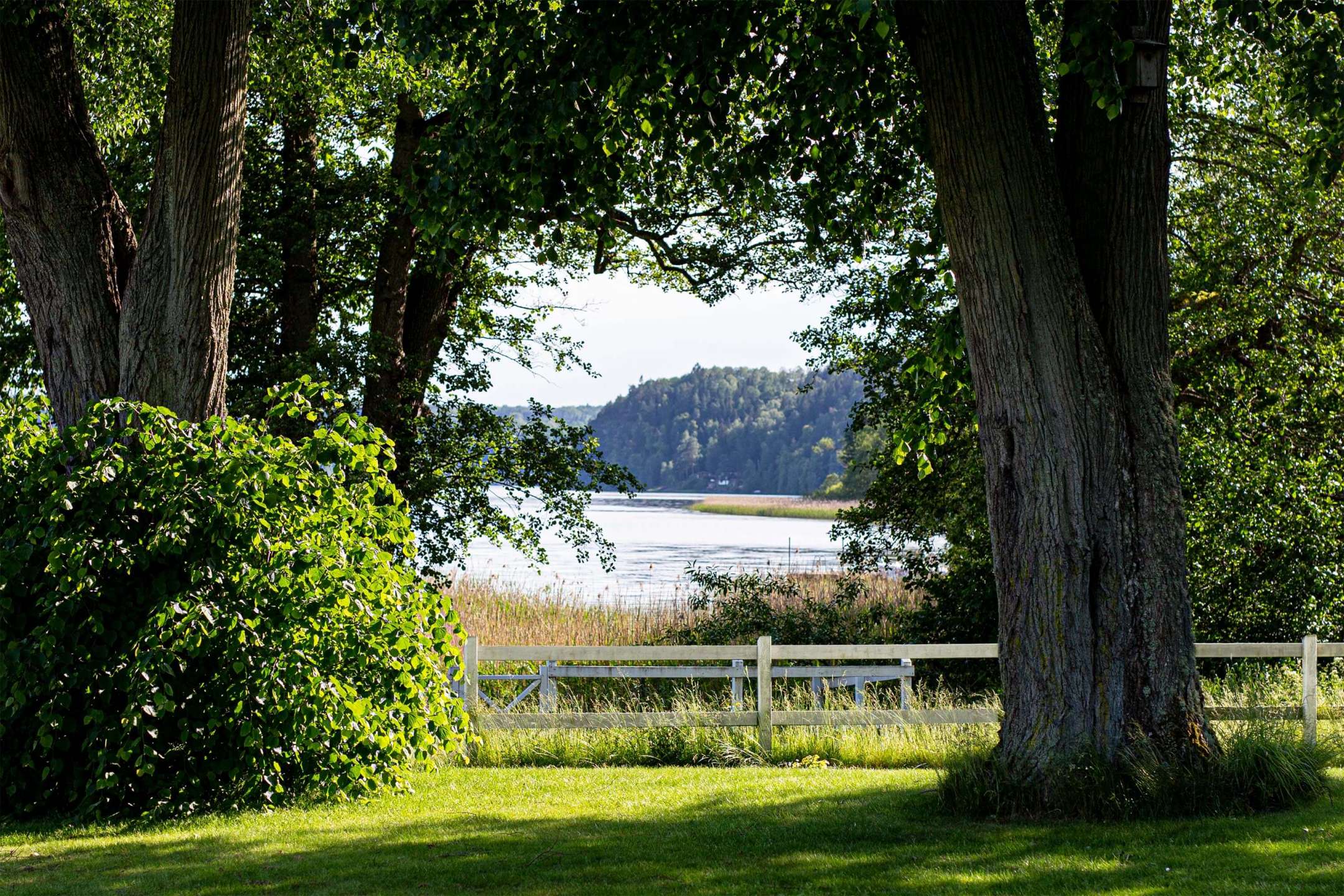 A beautiful garden scene from Aspenäs Manor with a view of Lake Aspen
