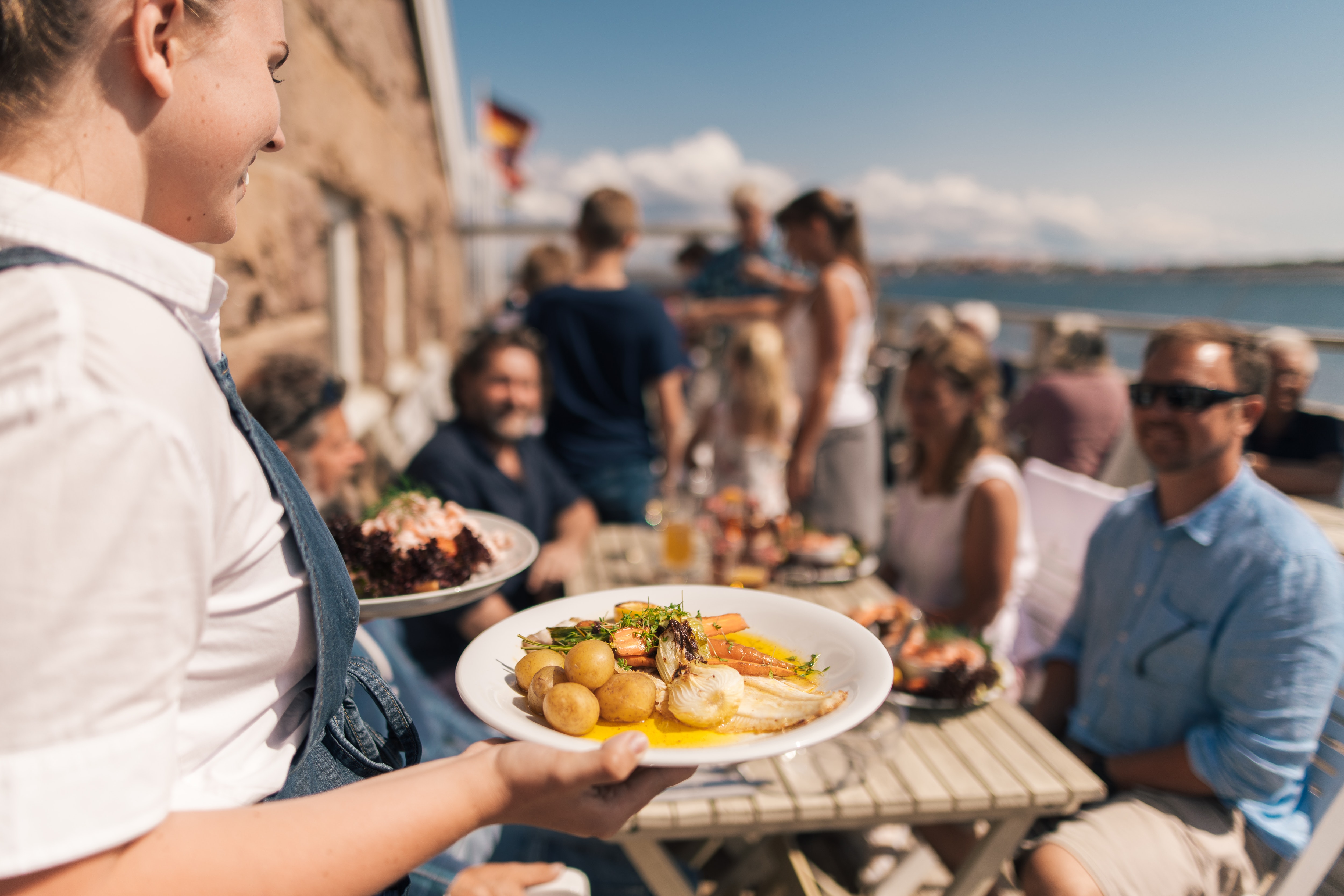 Mat serveras på en uteservering. 