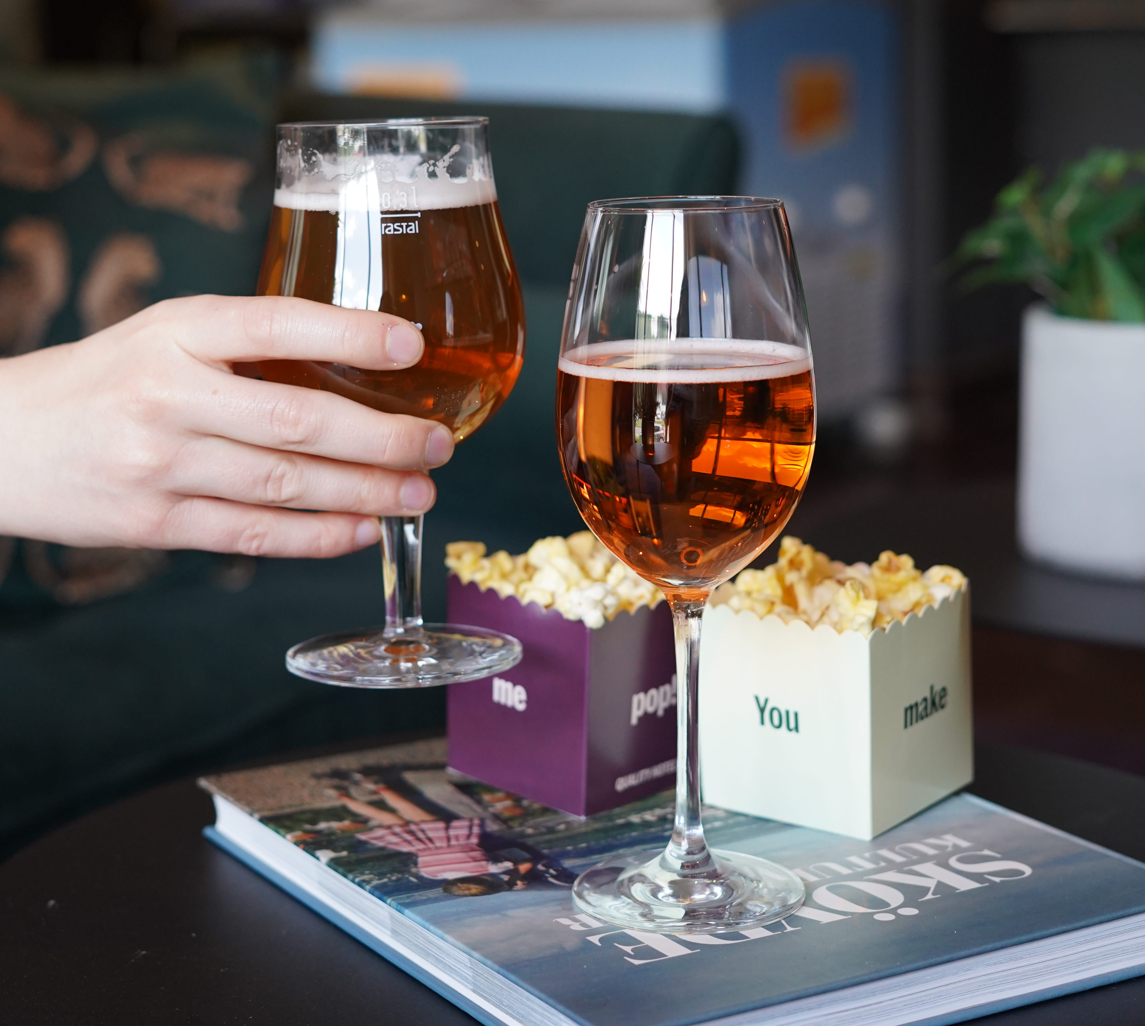 Två fyllda ölglass och popcorn i baren på Quality Hotel Prisma