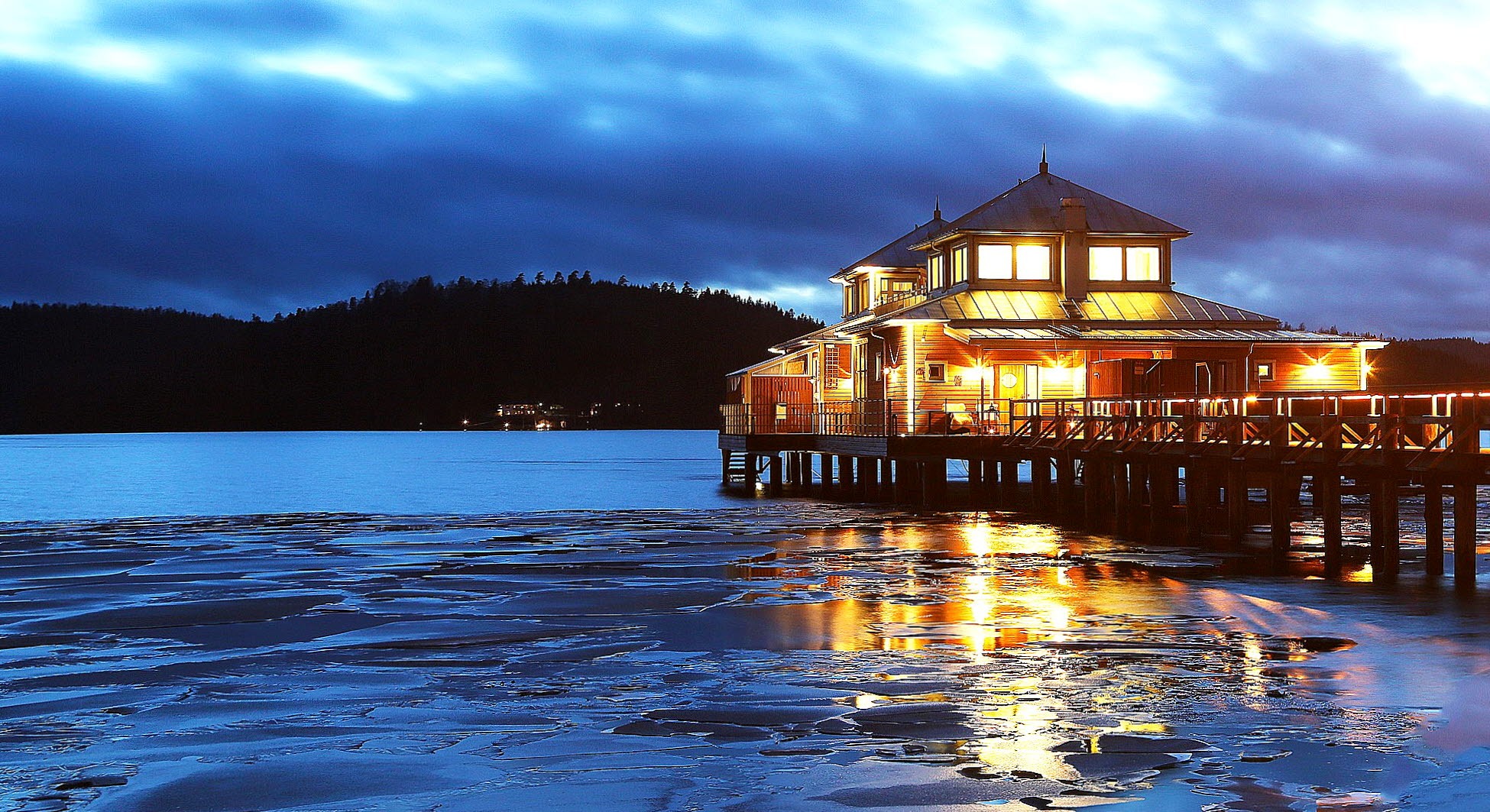 A beautiful evening view of Ulricehamns kallbadhus.