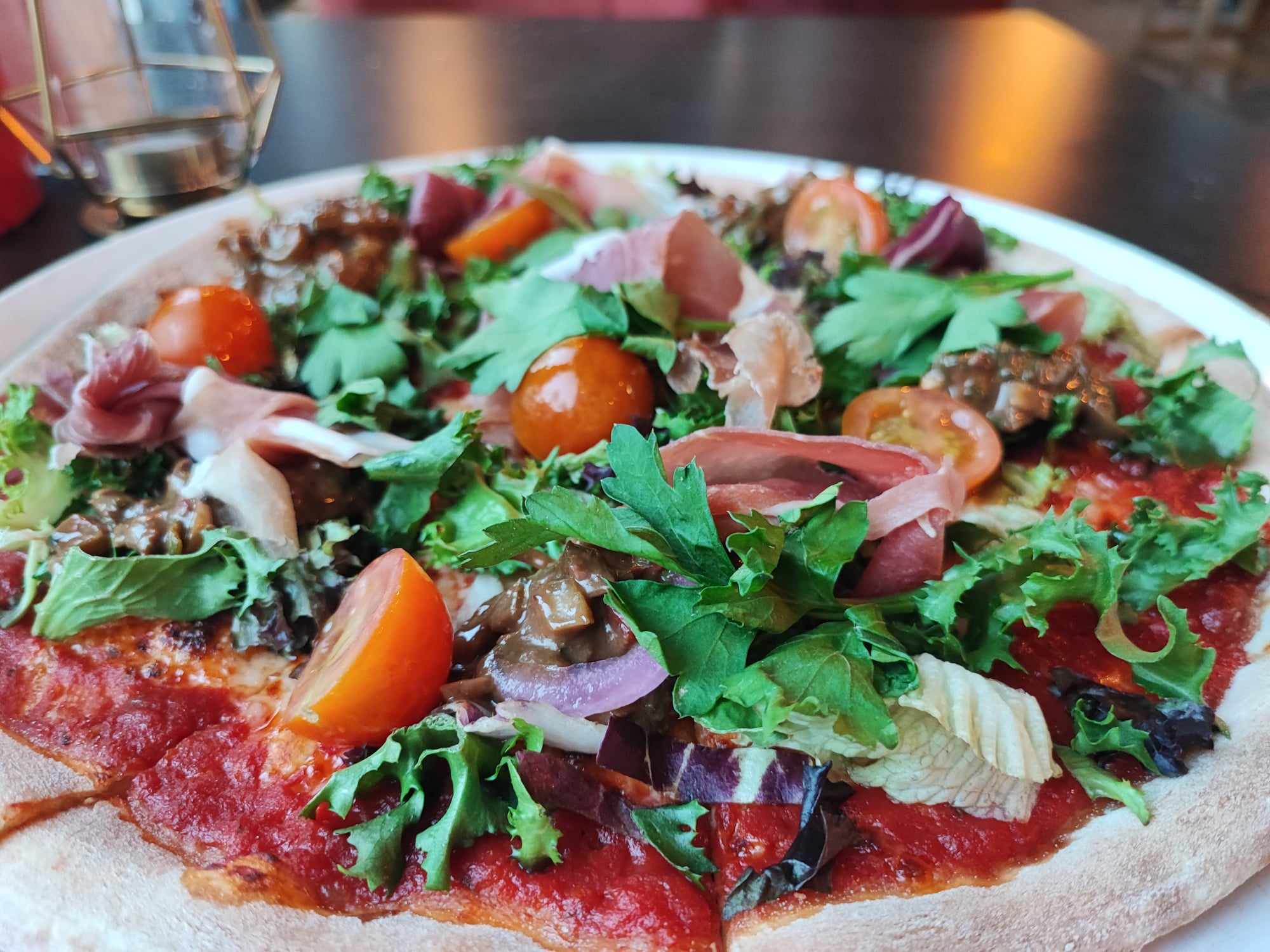 Närbild på en bakad pizza.