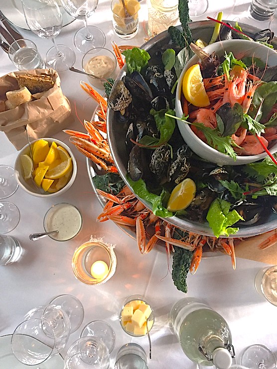 Uppdukad skaldjursplatå hos Gråbogården