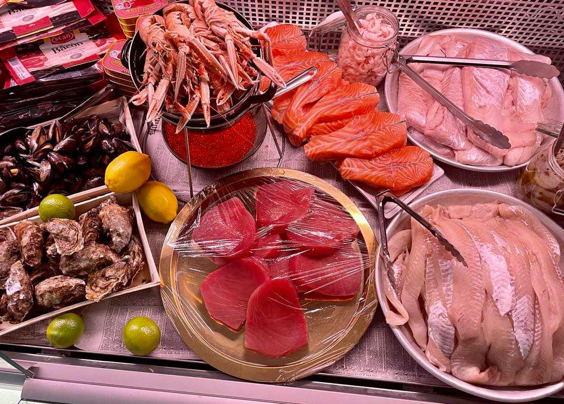 Uppdukade råvaror av fisk och skaldjur på Unda Camping & Resort