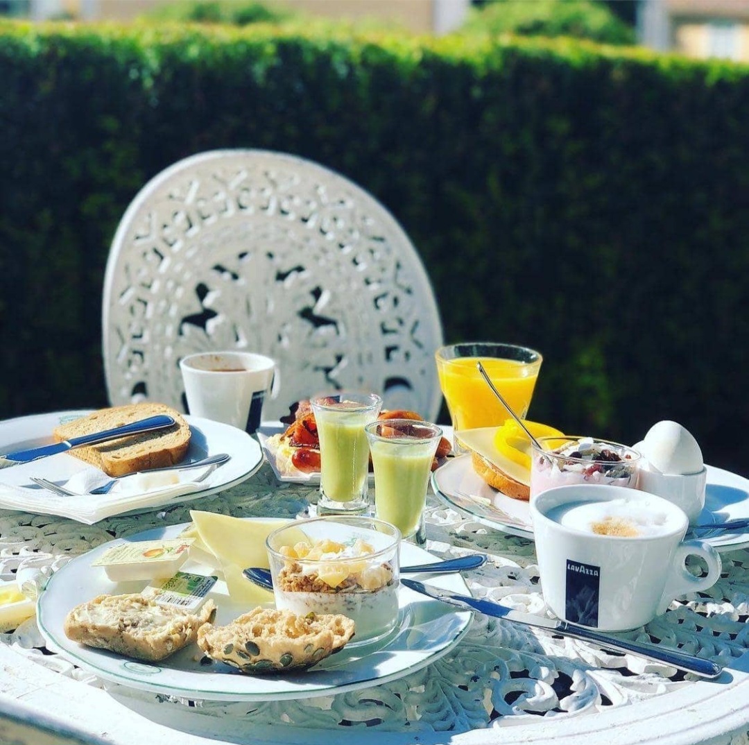 Uppdukat frukostbord utomhus på Ronnums Herrgård