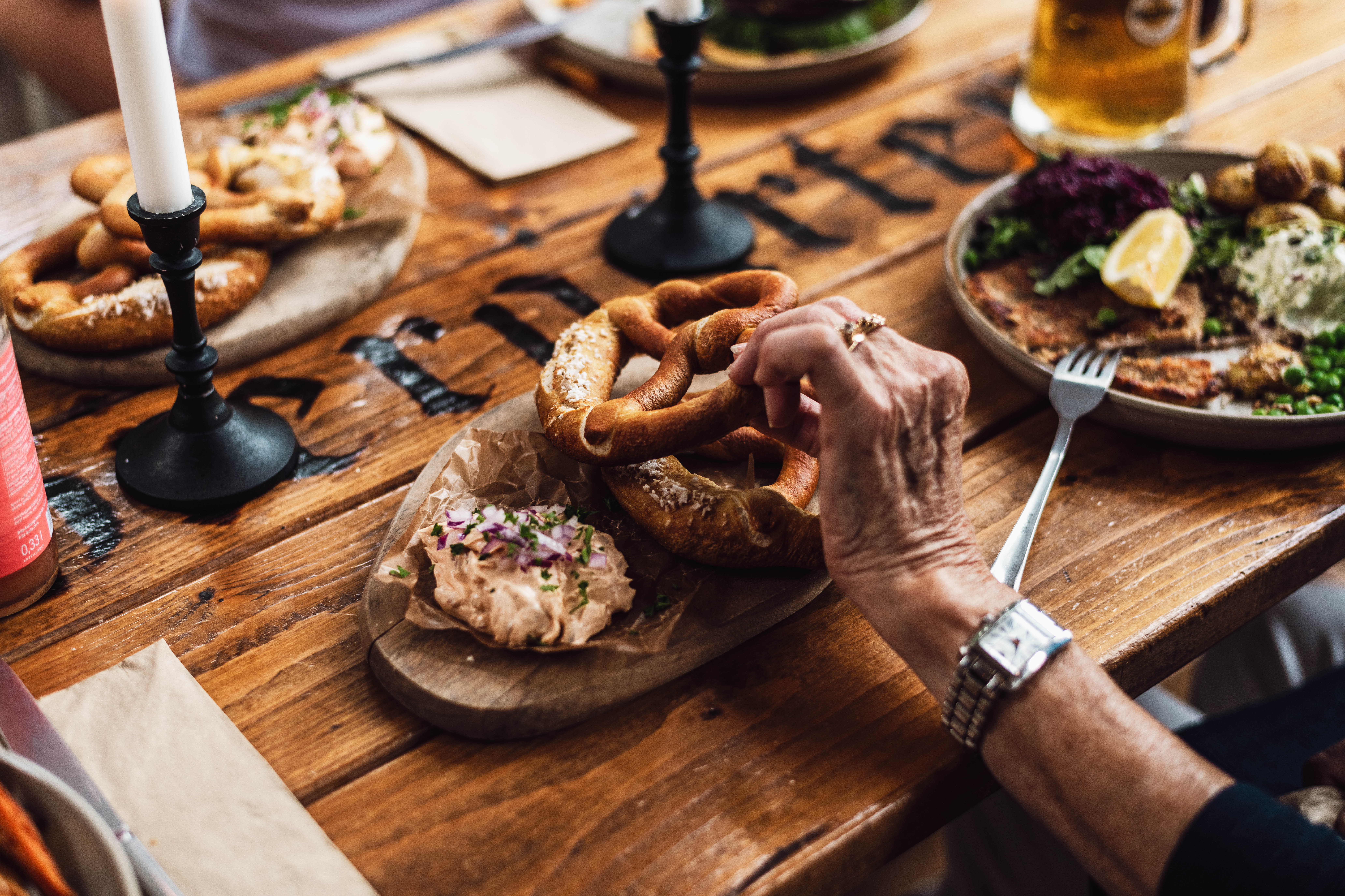 Uppdukat middagsbord med bayerska maträtter på Biergarten Hjo