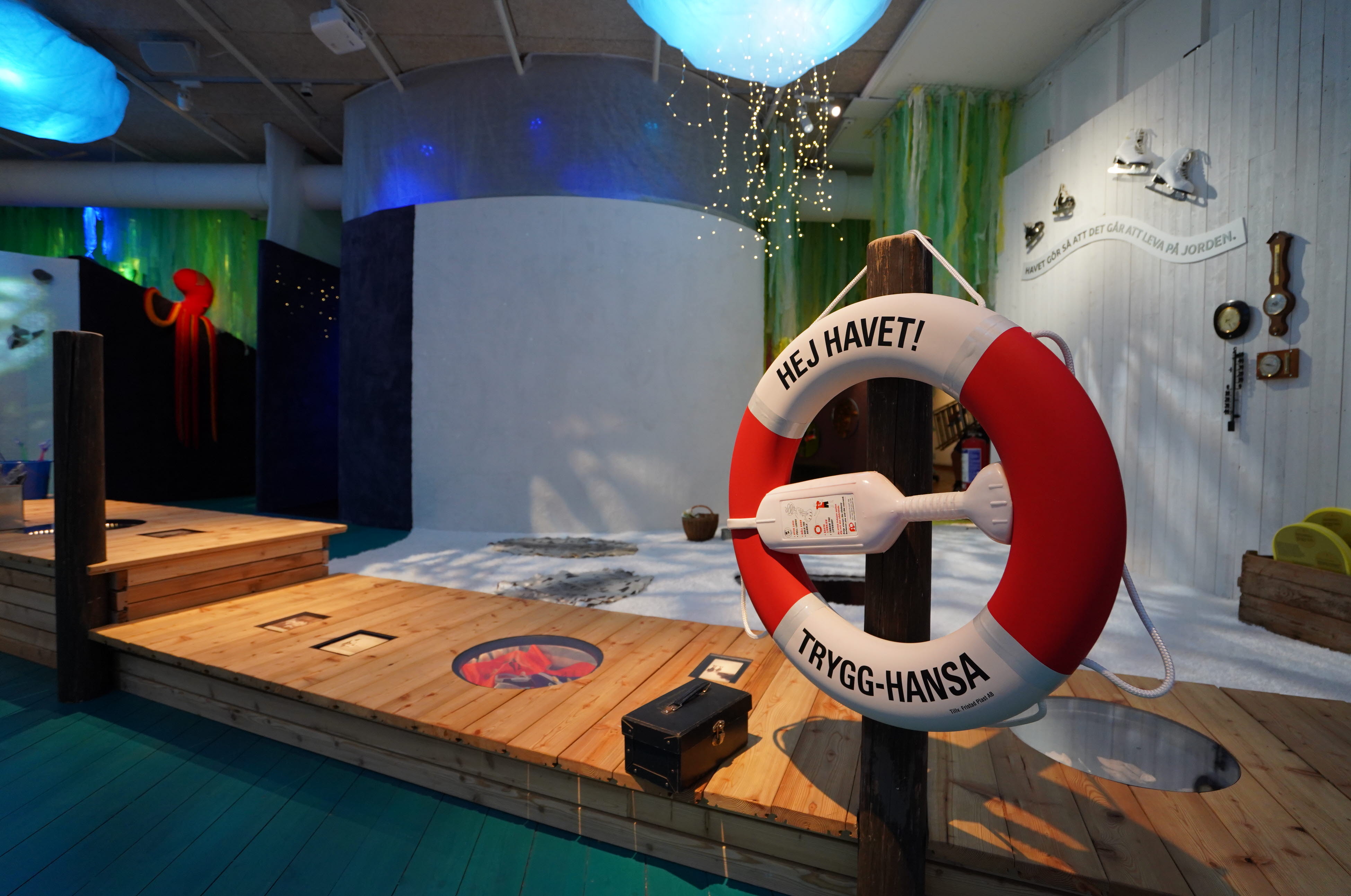 Packade sillar i utställningen Hej havet! på Bohusläns Museum