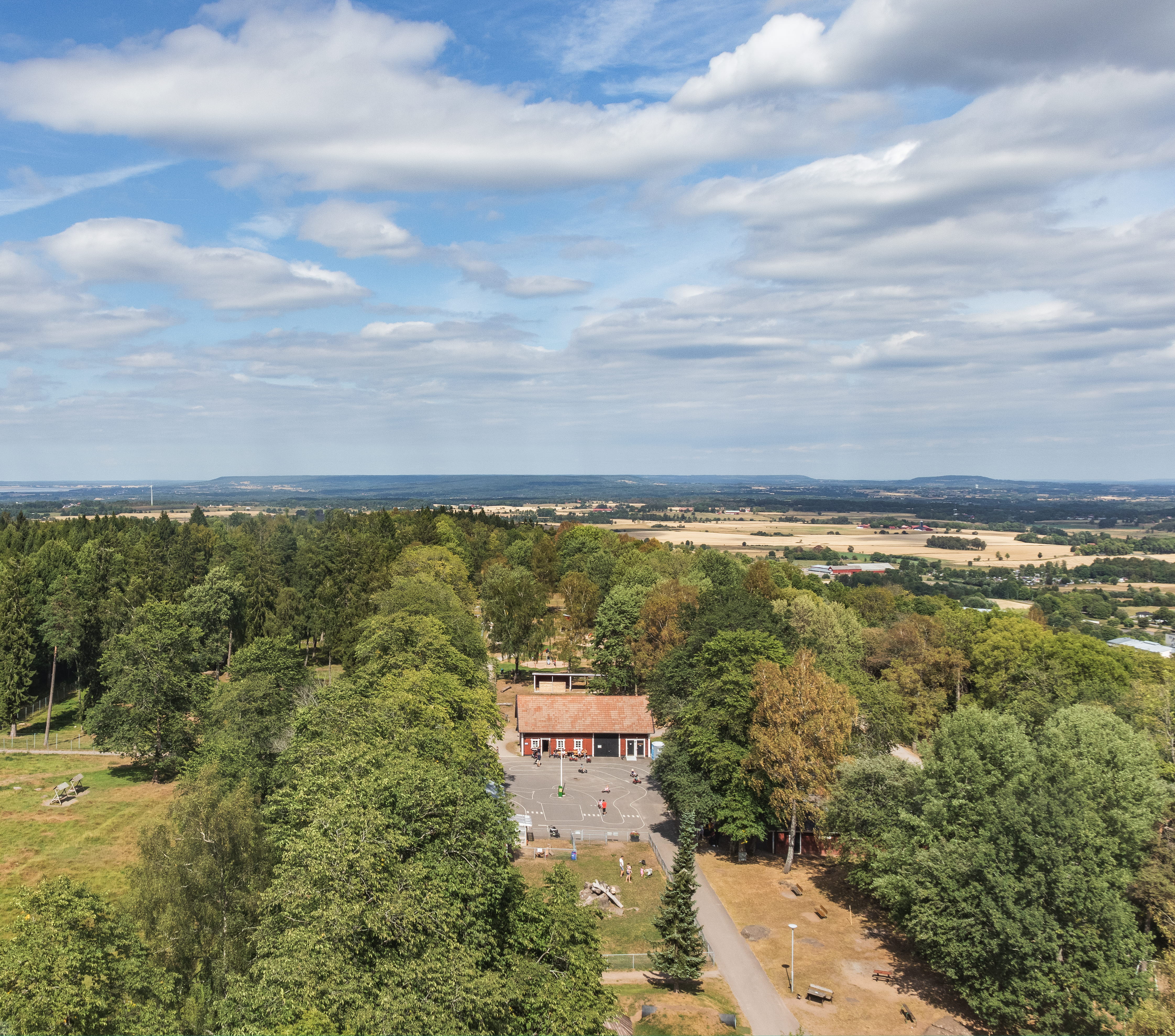 Milsvid utsikt från utsiktstornet på Mösseberg, Platåbergens Geopark