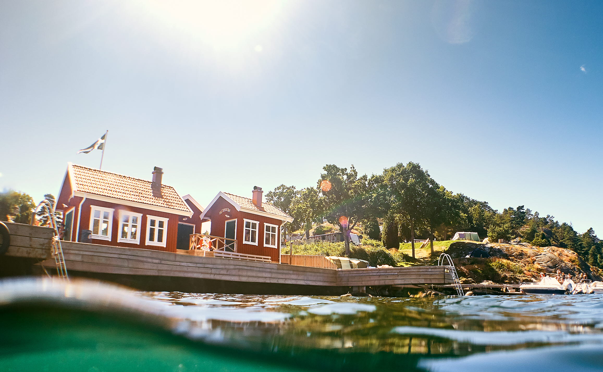 Ett par människor på en brygga.