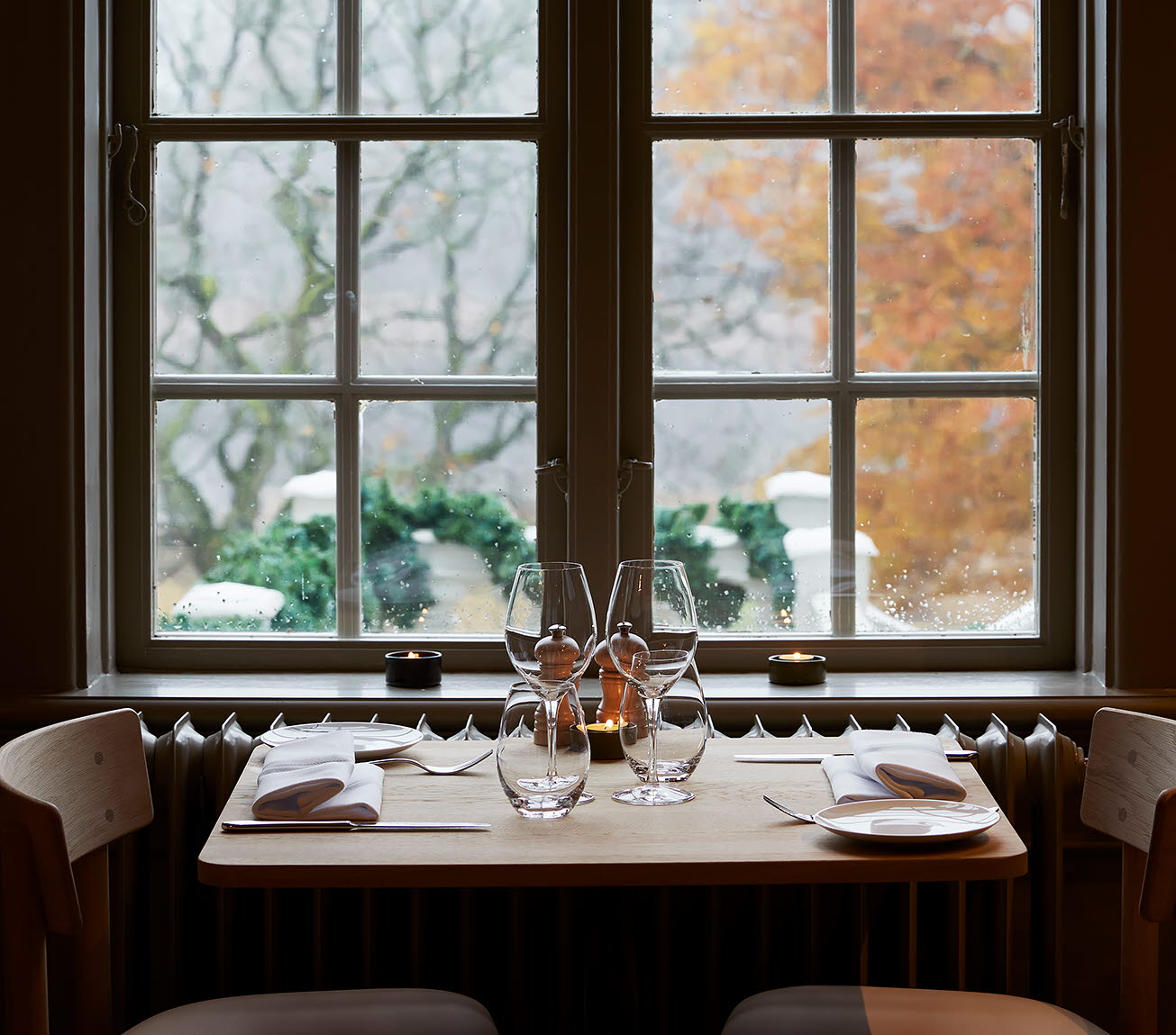 Vackert spröjsade fönster i restaurang LOKAL - Nordic Bistro på Råda Säteri