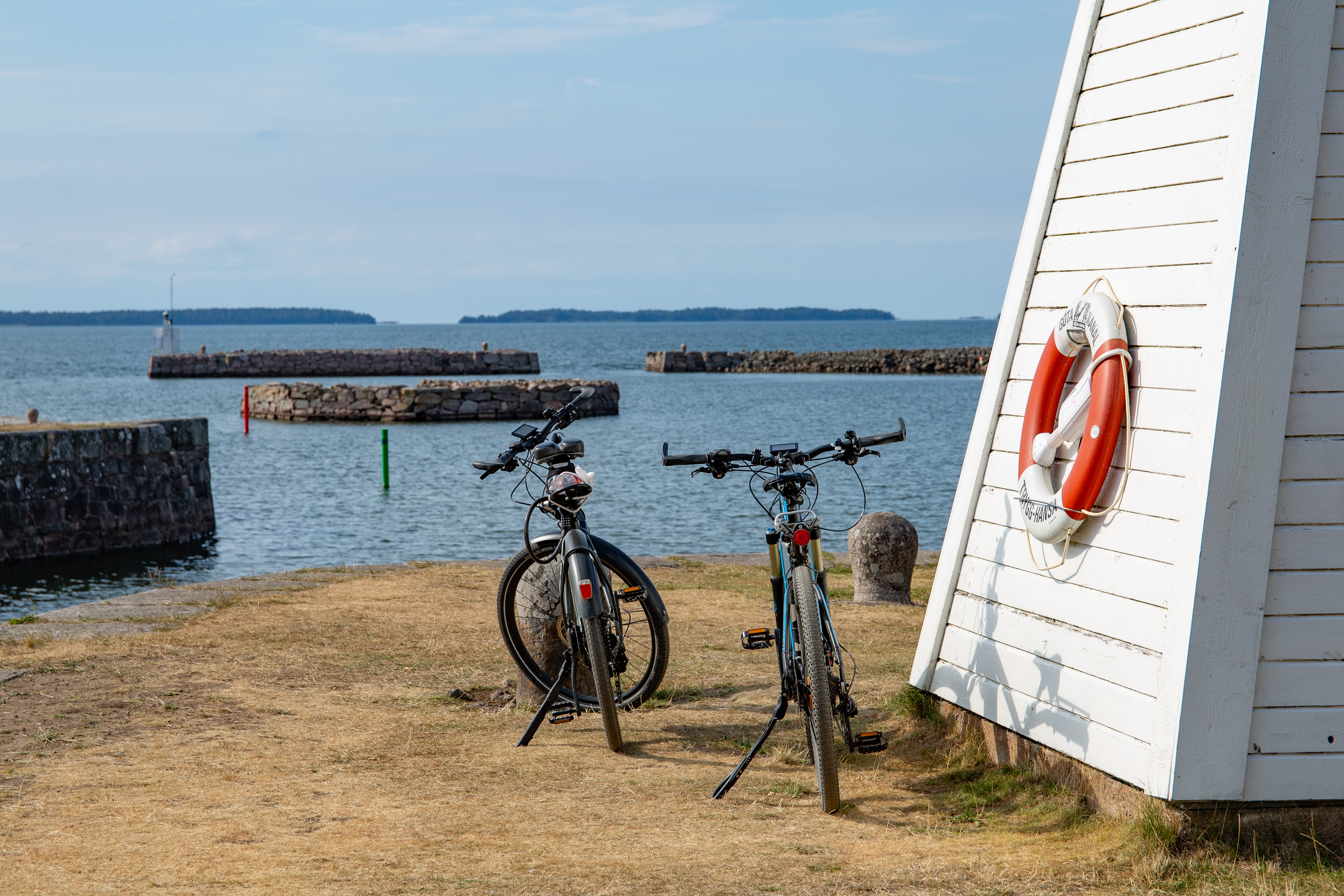 Två cyklar som står vid en sjö.