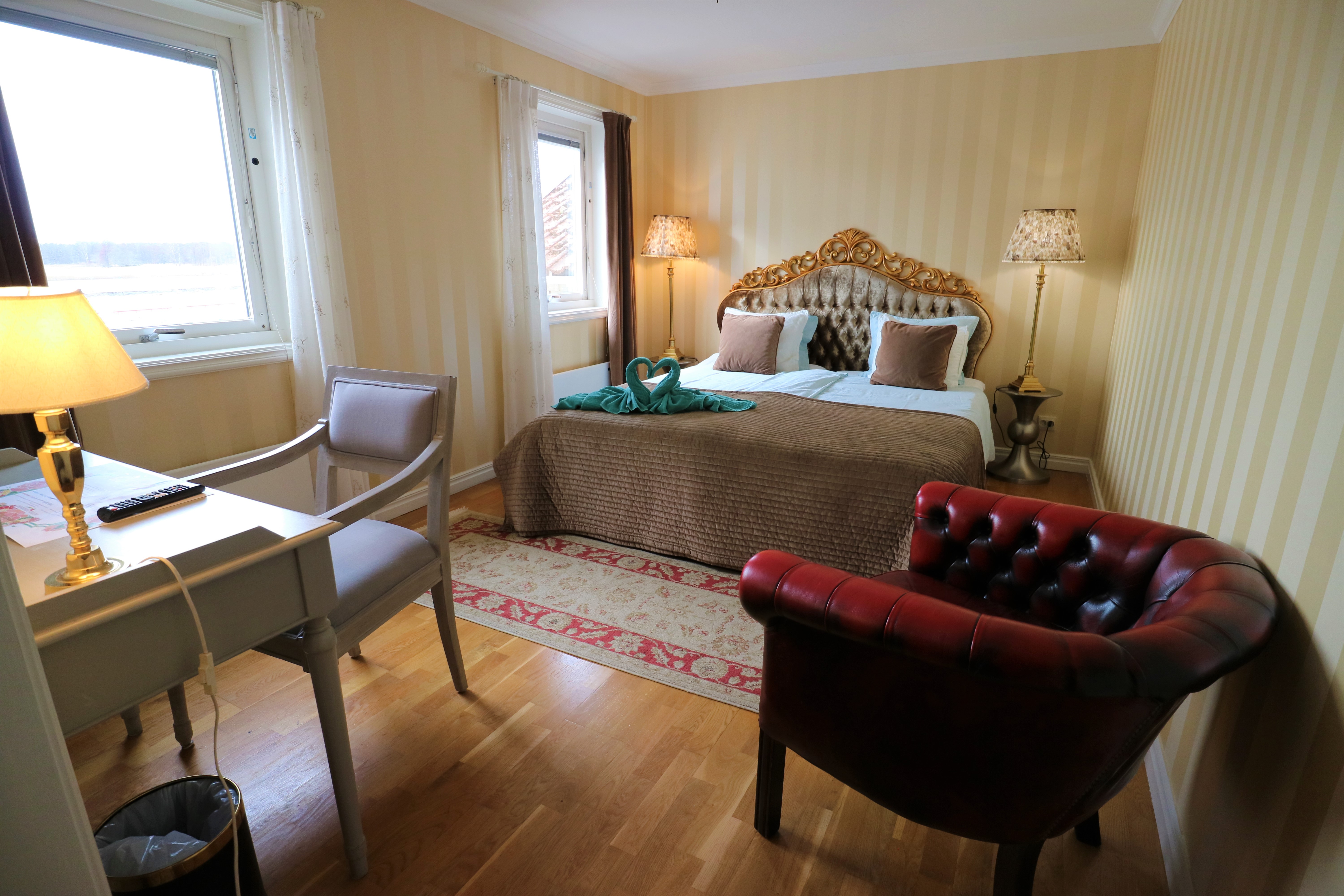 Säng på ett hotellrum.