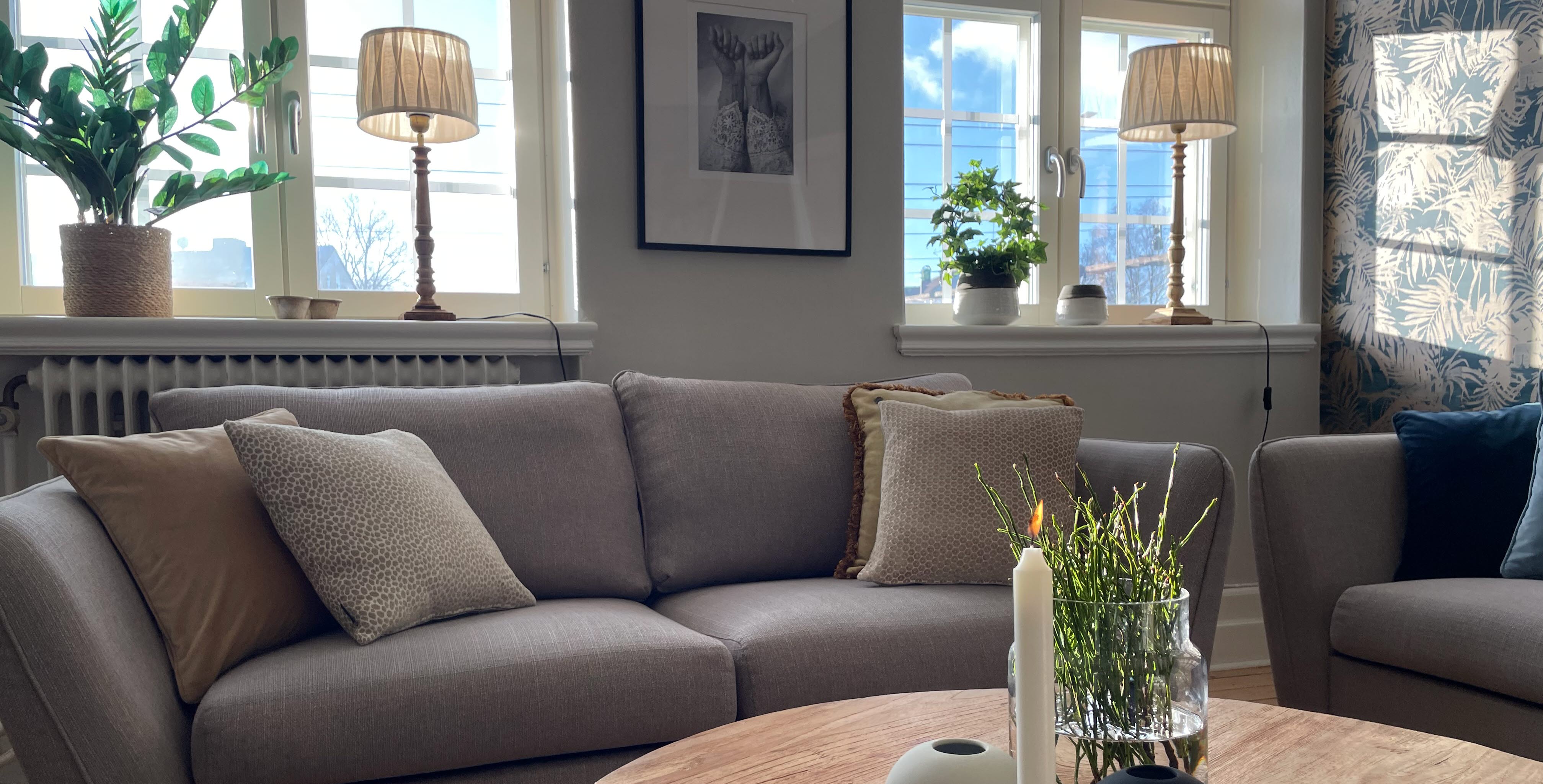 Vardagsrummet med soffgrupp på Stationshuset Bed & Breakfast i Ed