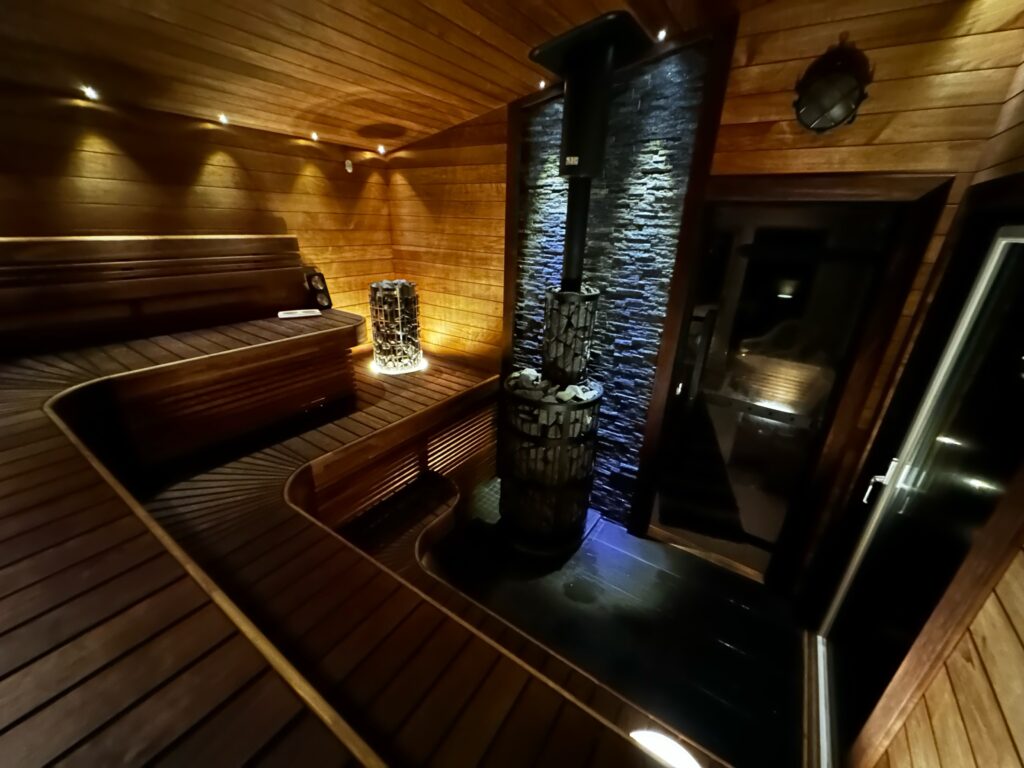 Vedeldad bastu på Långholmens Bastubad & Marina Möten