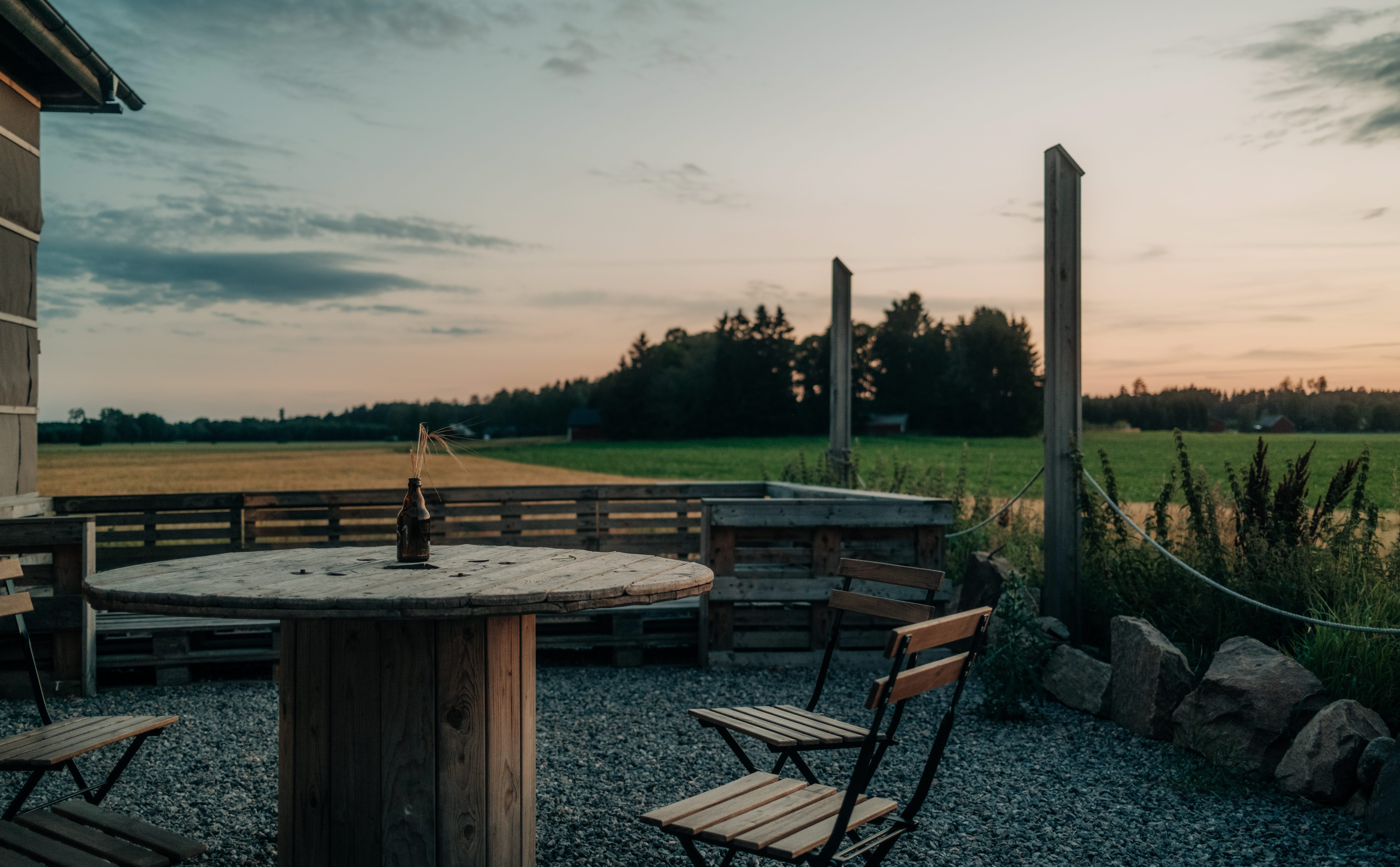 Kvällsvy över den natursköna utomhusserveringen på Vedens Lustgård