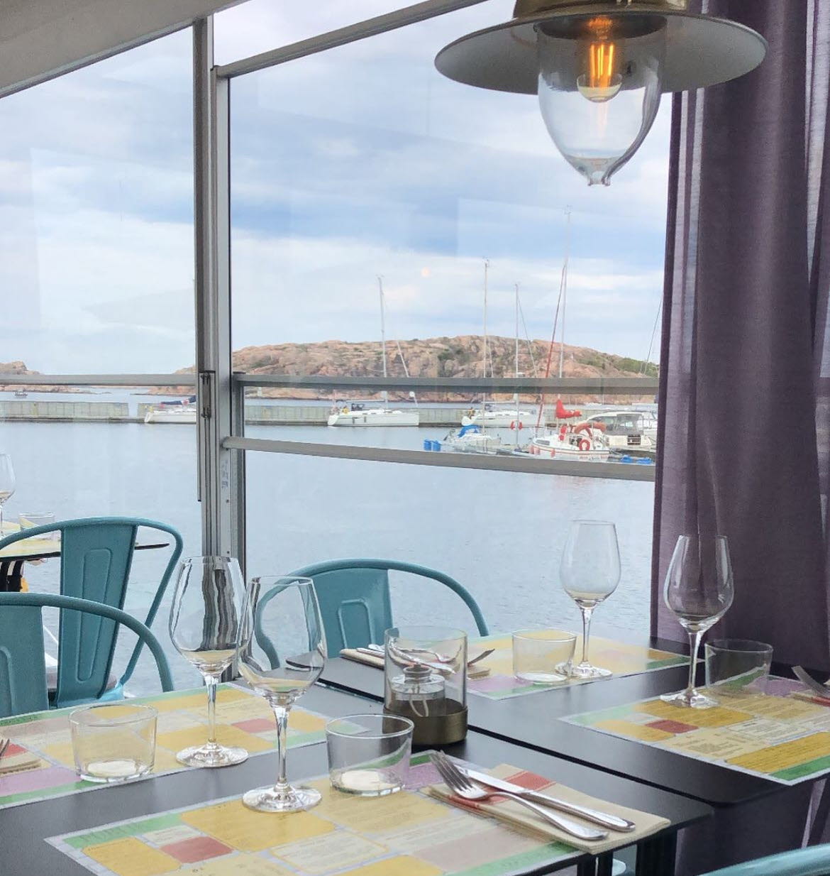 Verandan med bord och stolar på Publik Mat & Bar