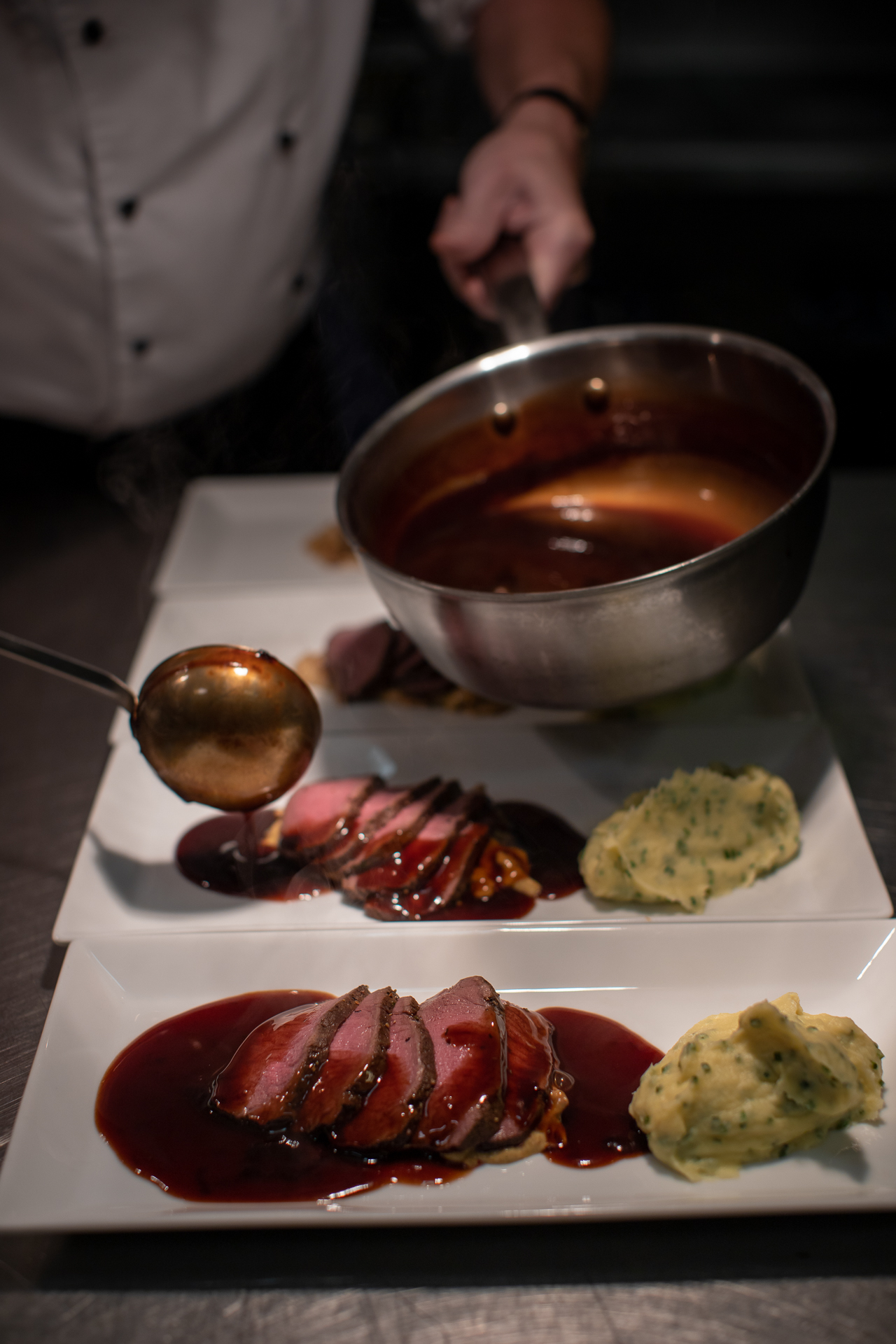 En läcker anrättning med vilt och rödvinssås 