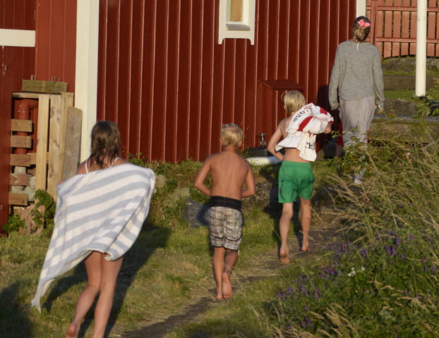 Badklädda barn vid fyrvaktarhuset