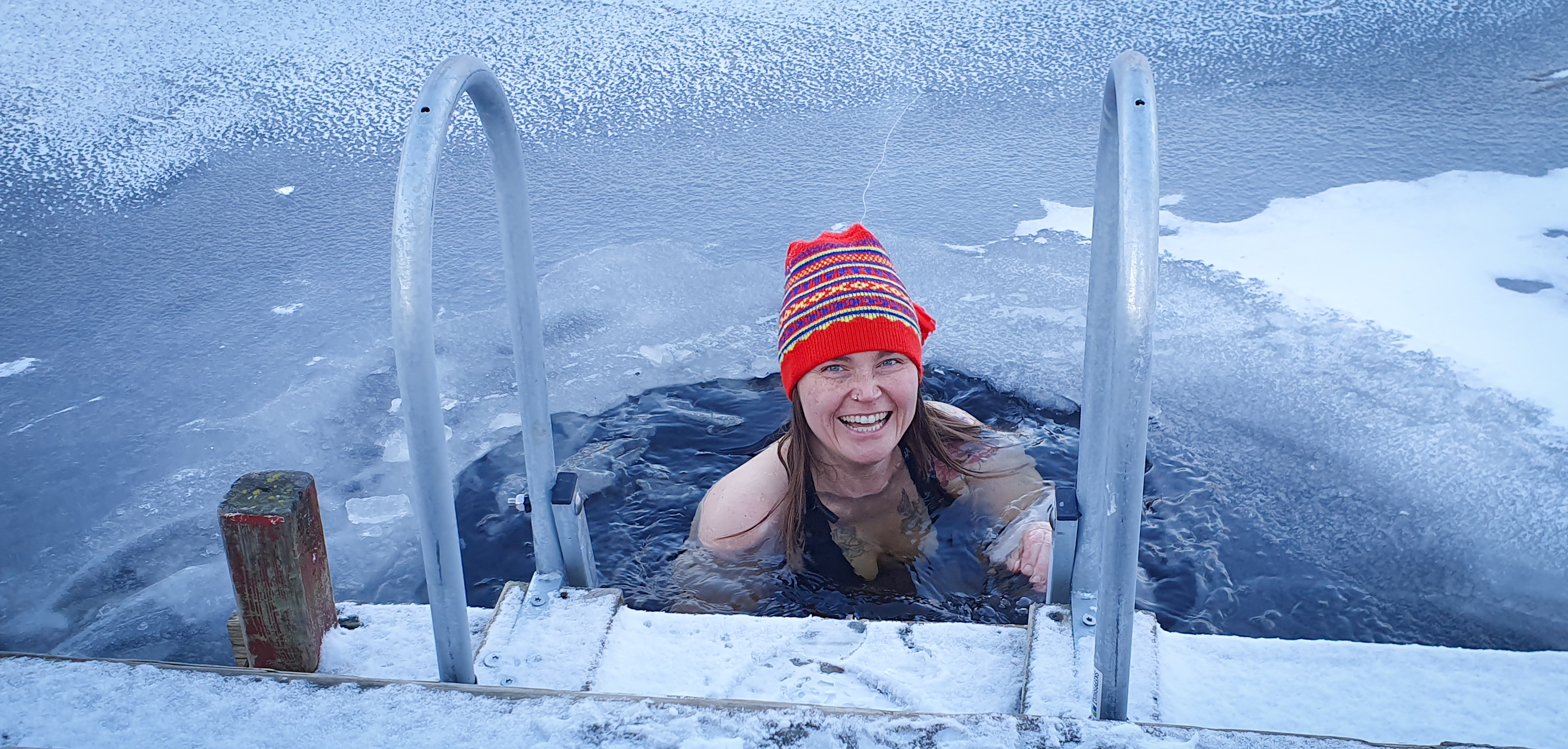 Tjej i badrock, vinterbad. 