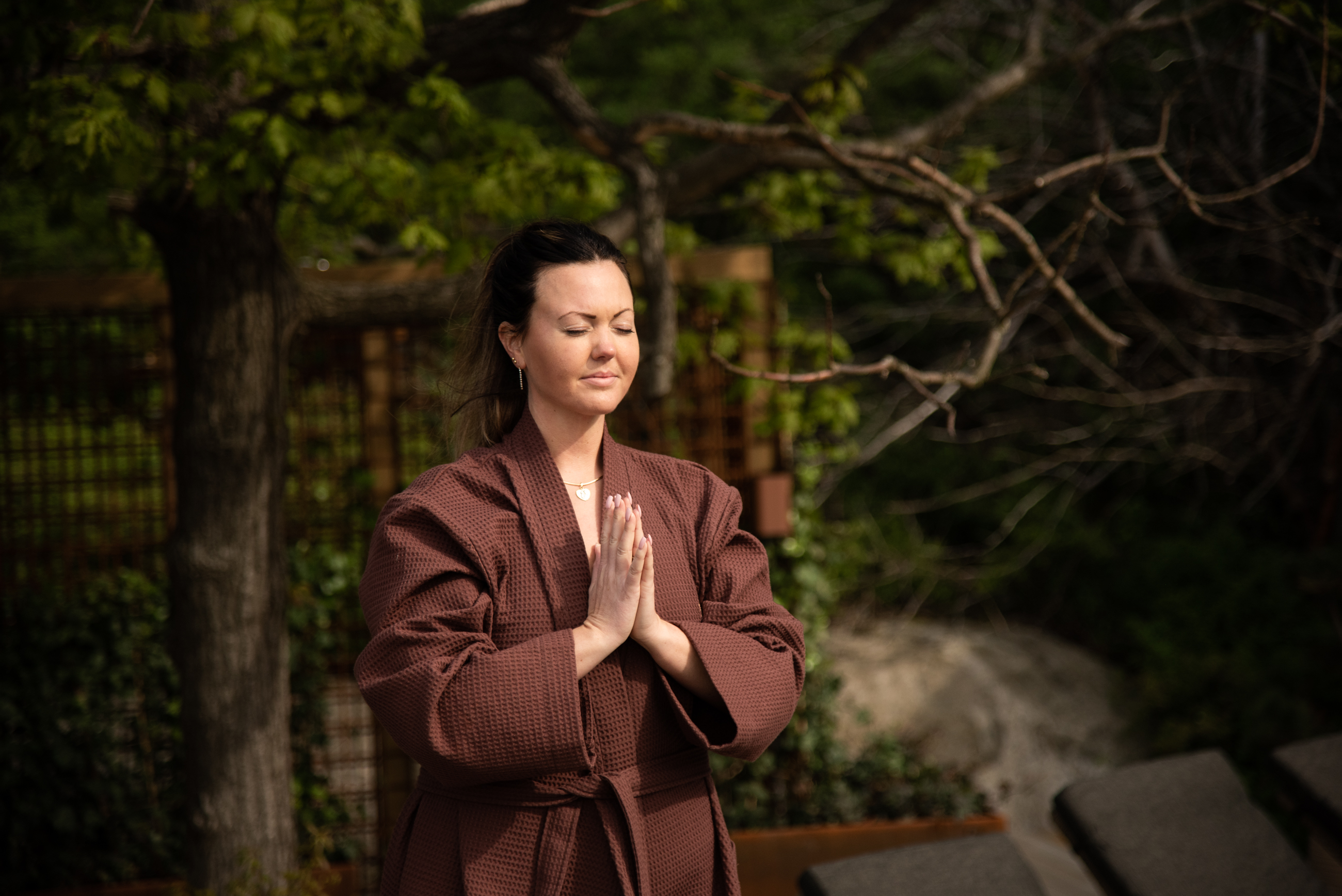 Mörk yogasal med människor som utövar yoga.