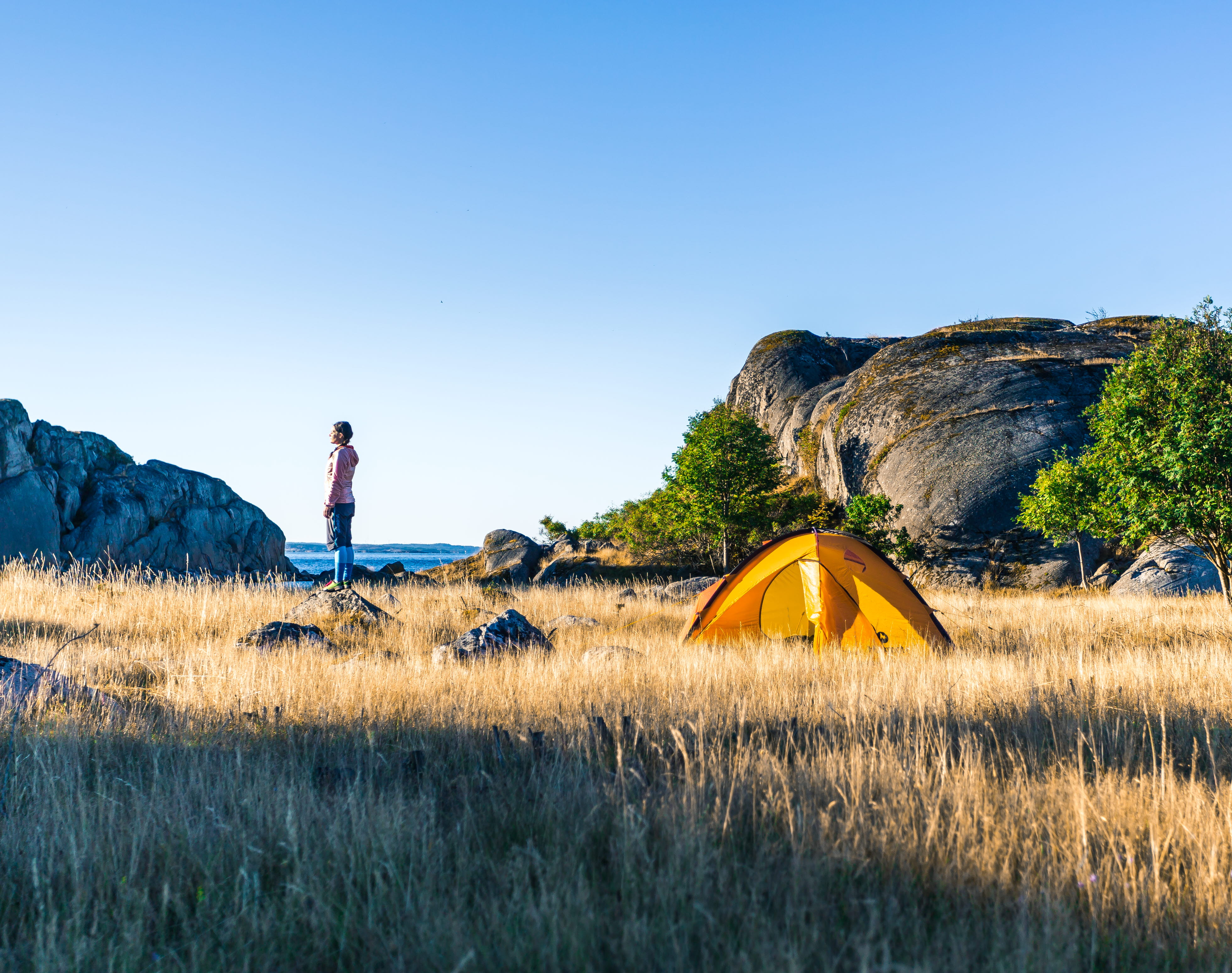 Kvinna vid tält i Bohuslän