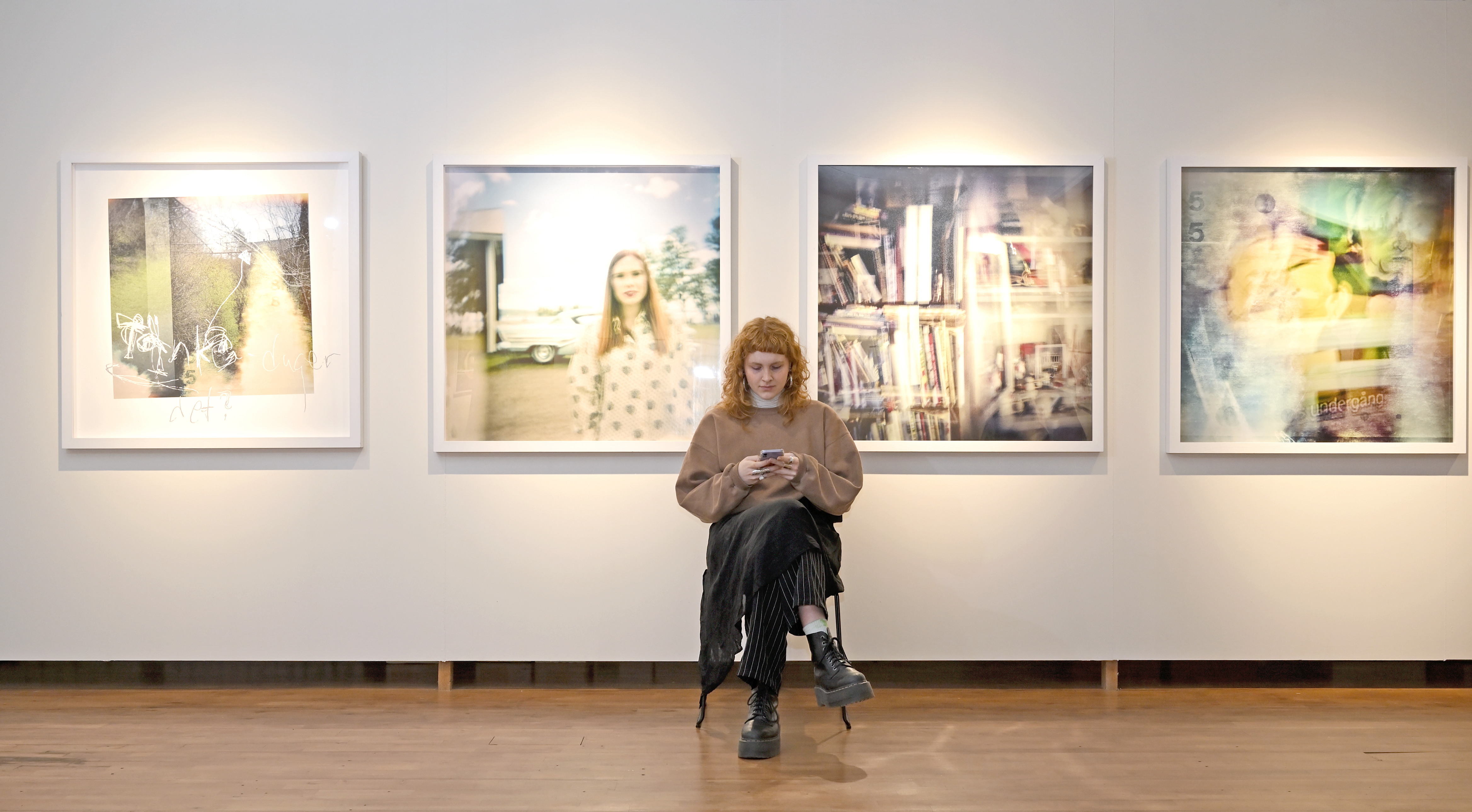 Unga kvinnor besöker Abecita Popkonst och foto.