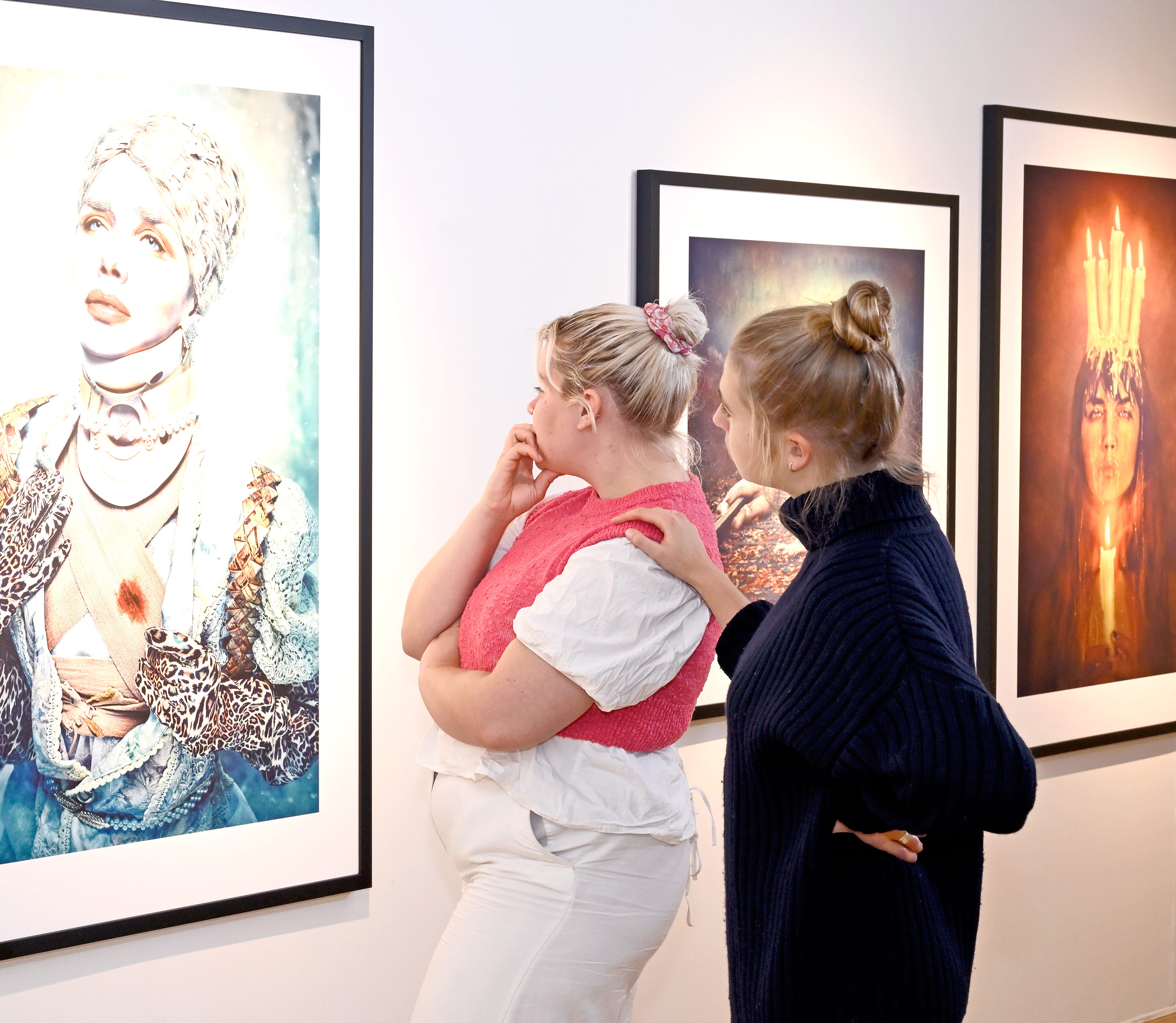 Students visiting Abecita Pop Art and photo.