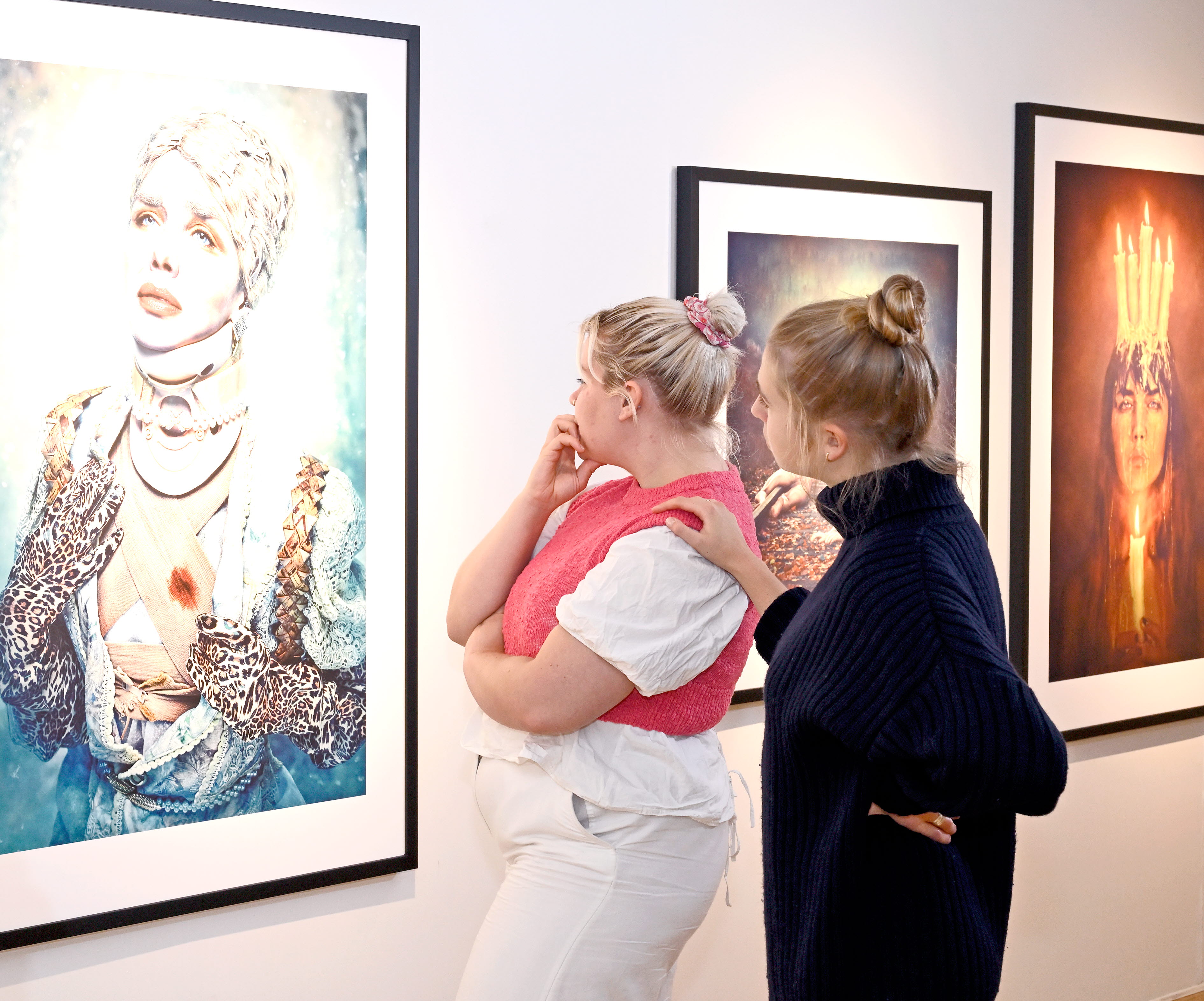 Unga kvinnor besöker Abecita Popkonst och foto.