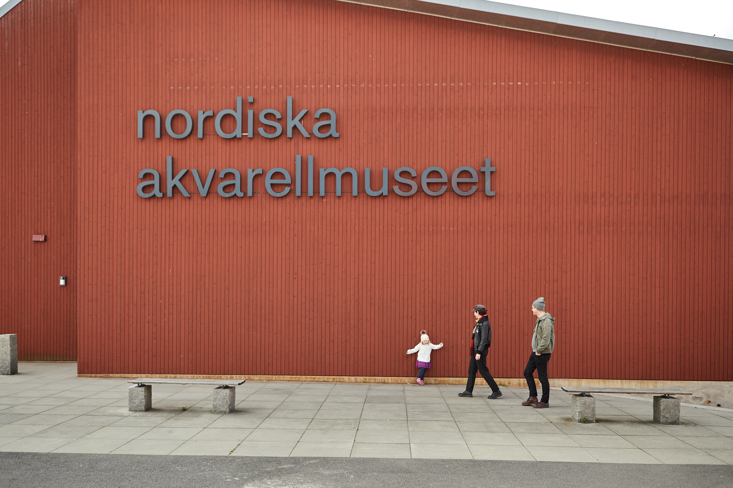 Family visiting Nordic Watercolour Museum in Skärhamn