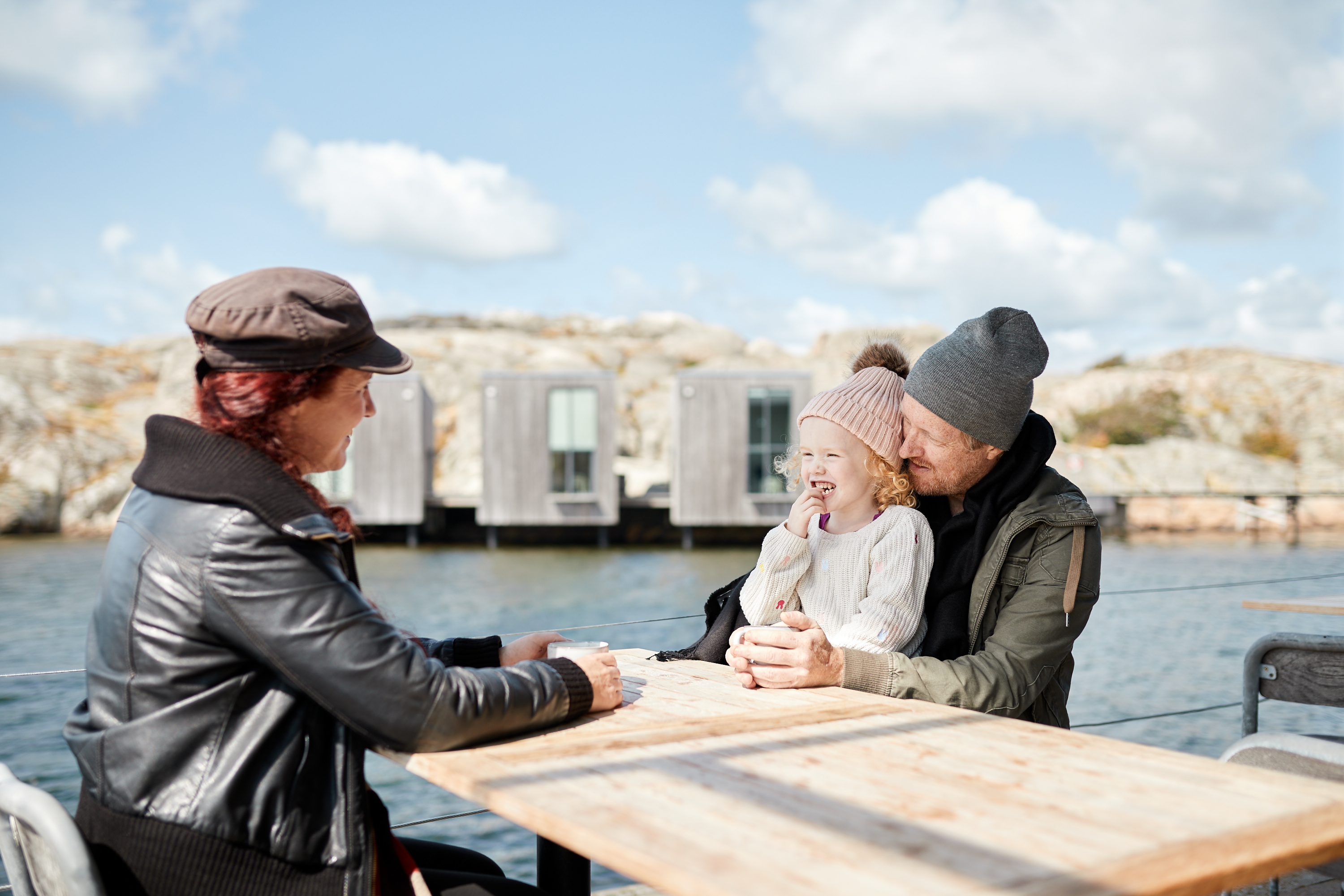 Familj besöker Nordiska Akvarellmuseet i Skärhamn