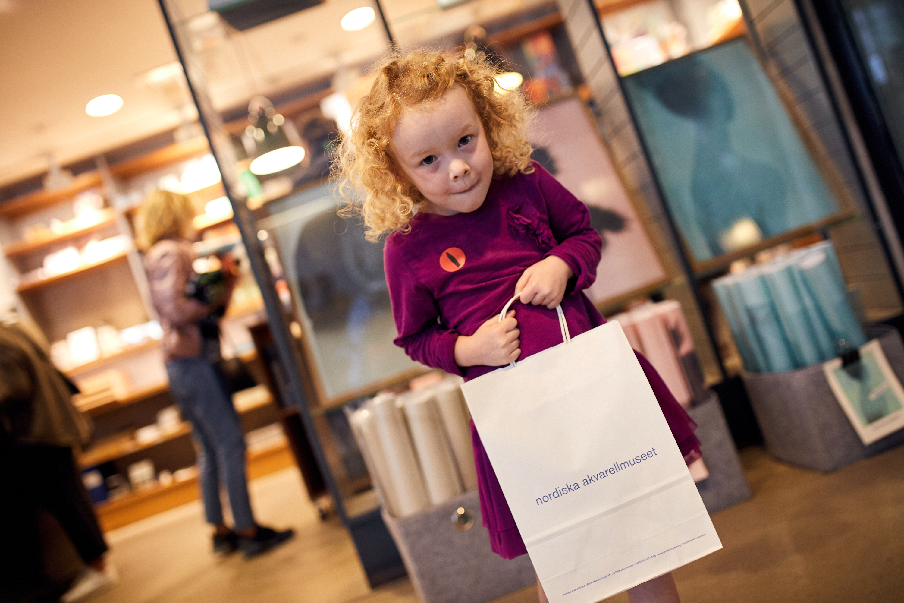 Familj besöker Nordiska Akvarellmuseet i Skärhamn