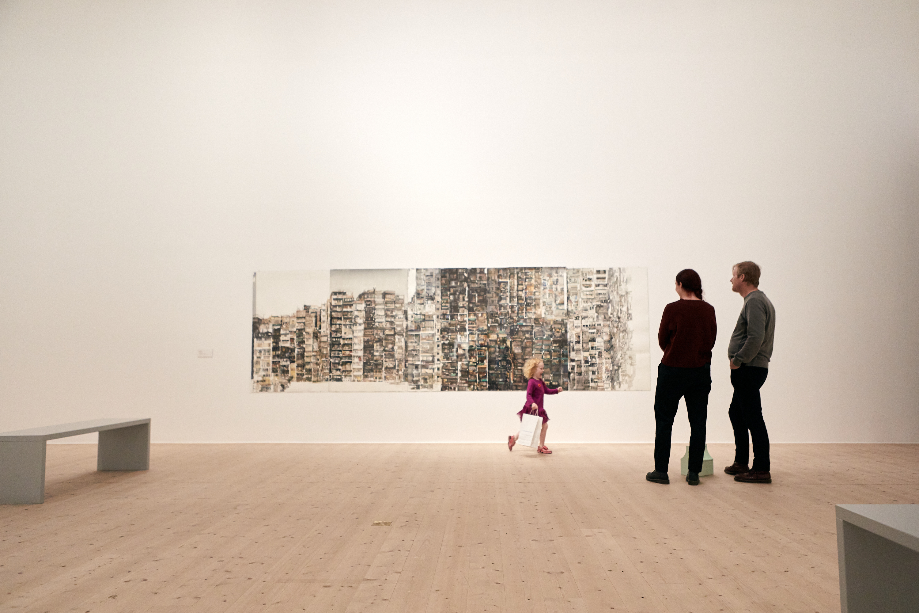 Familj besöker Nordiska Akvarellmuseet i Skärhamn