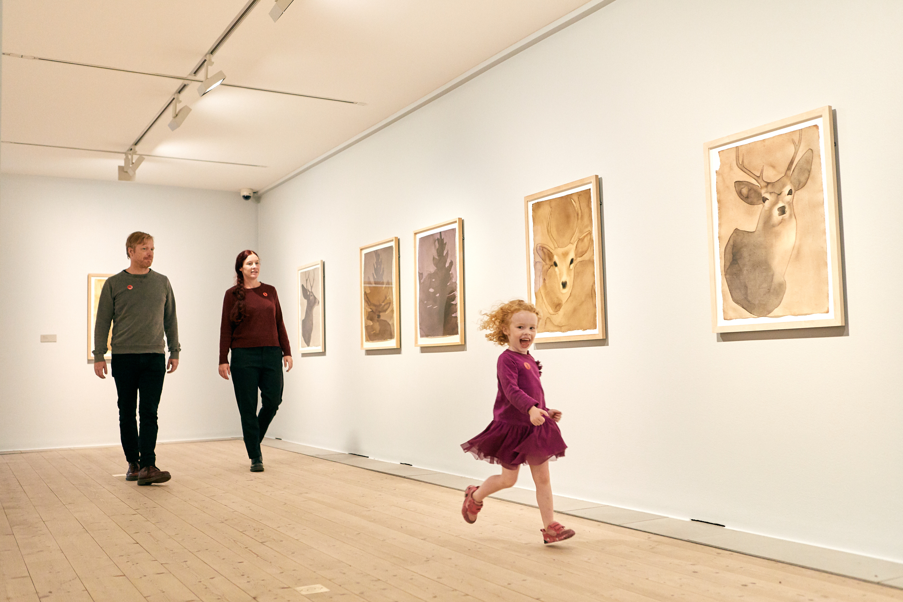 Familj besöker Nordiska Akvarellmuseet i Skärhamn
