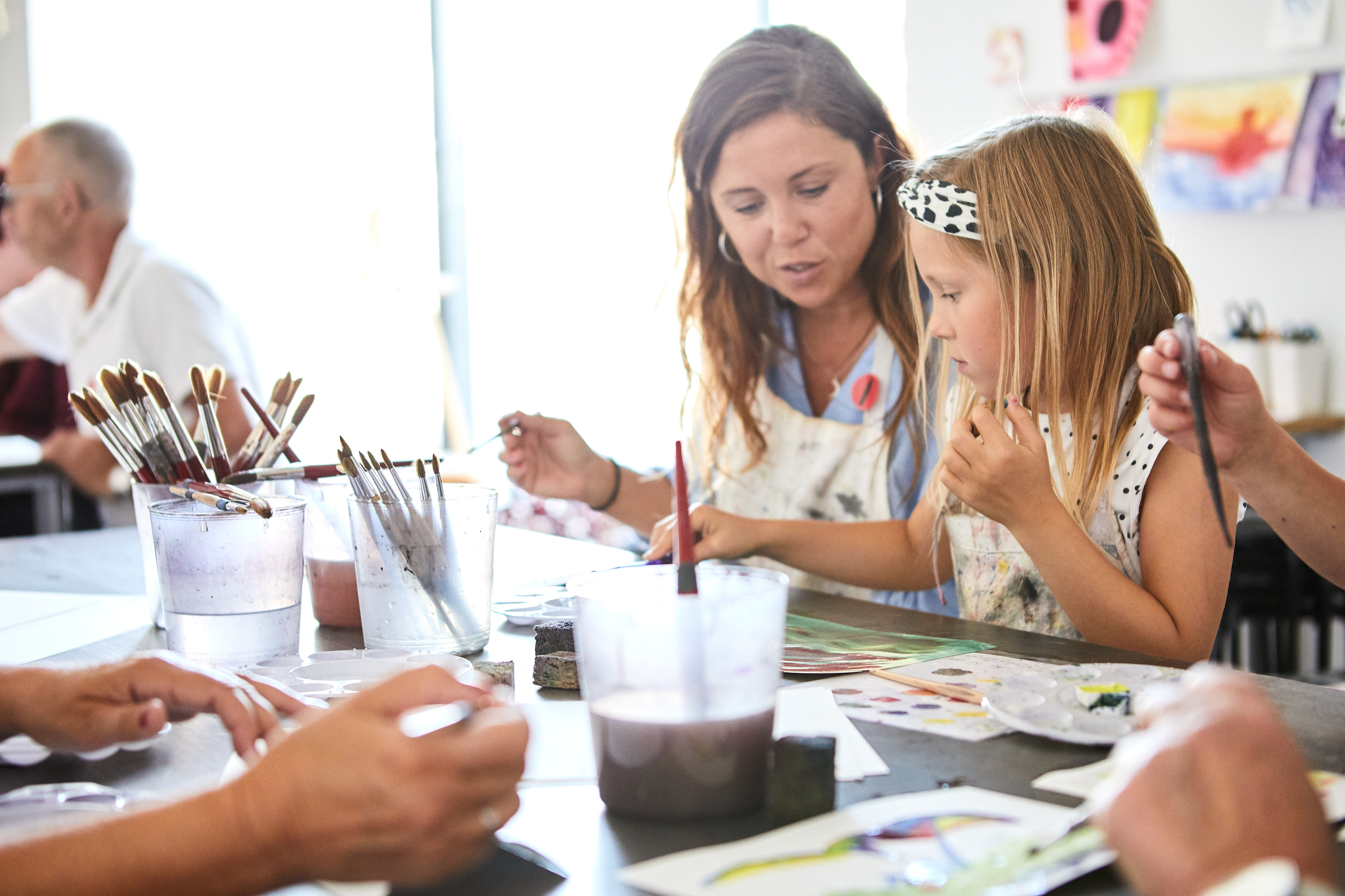 Familj besöker Nordiska Akvarellmuseet i Skärhamn