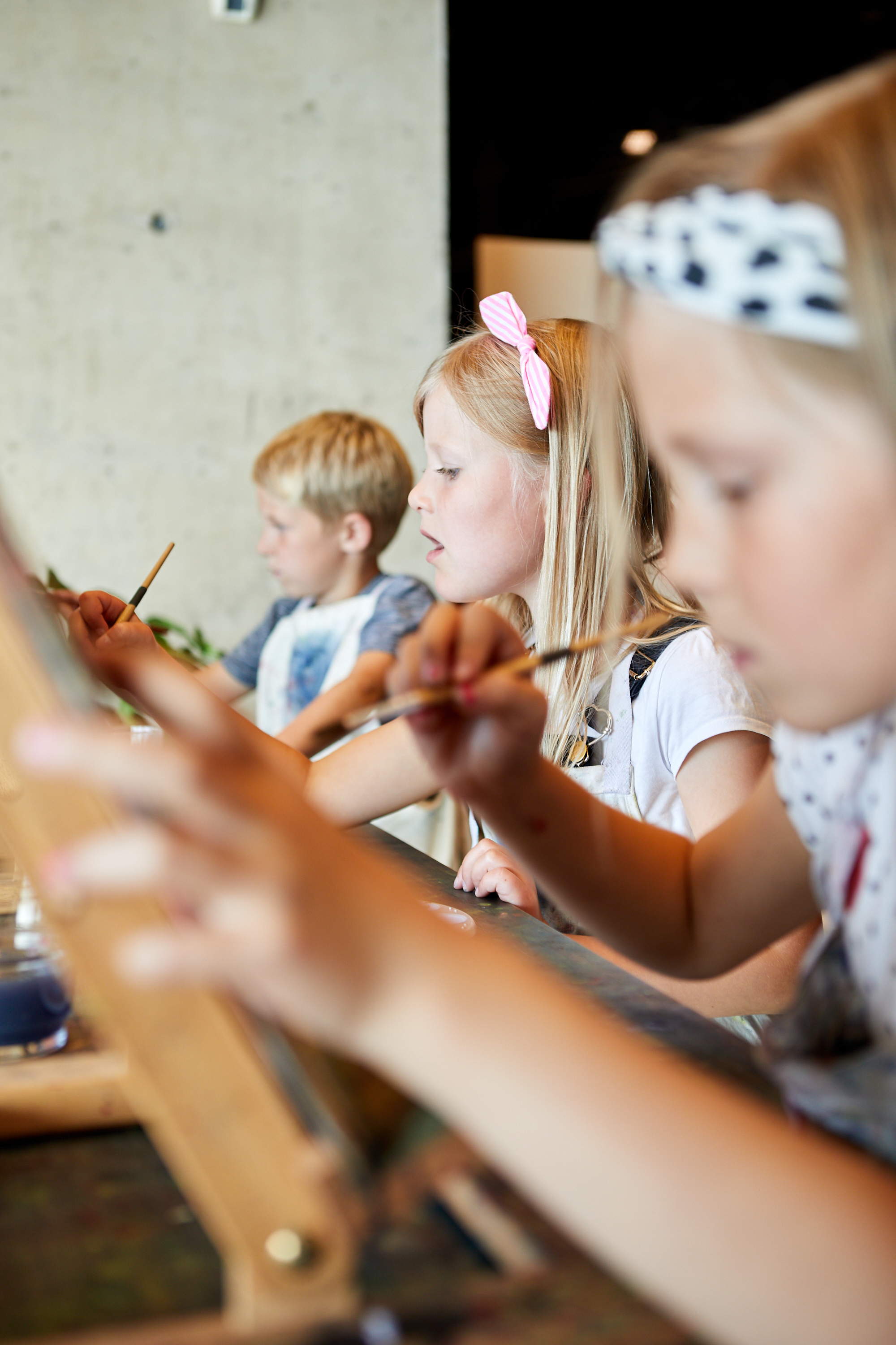 Familj besöker Nordiska Akvarellmuseet i Skärhamn