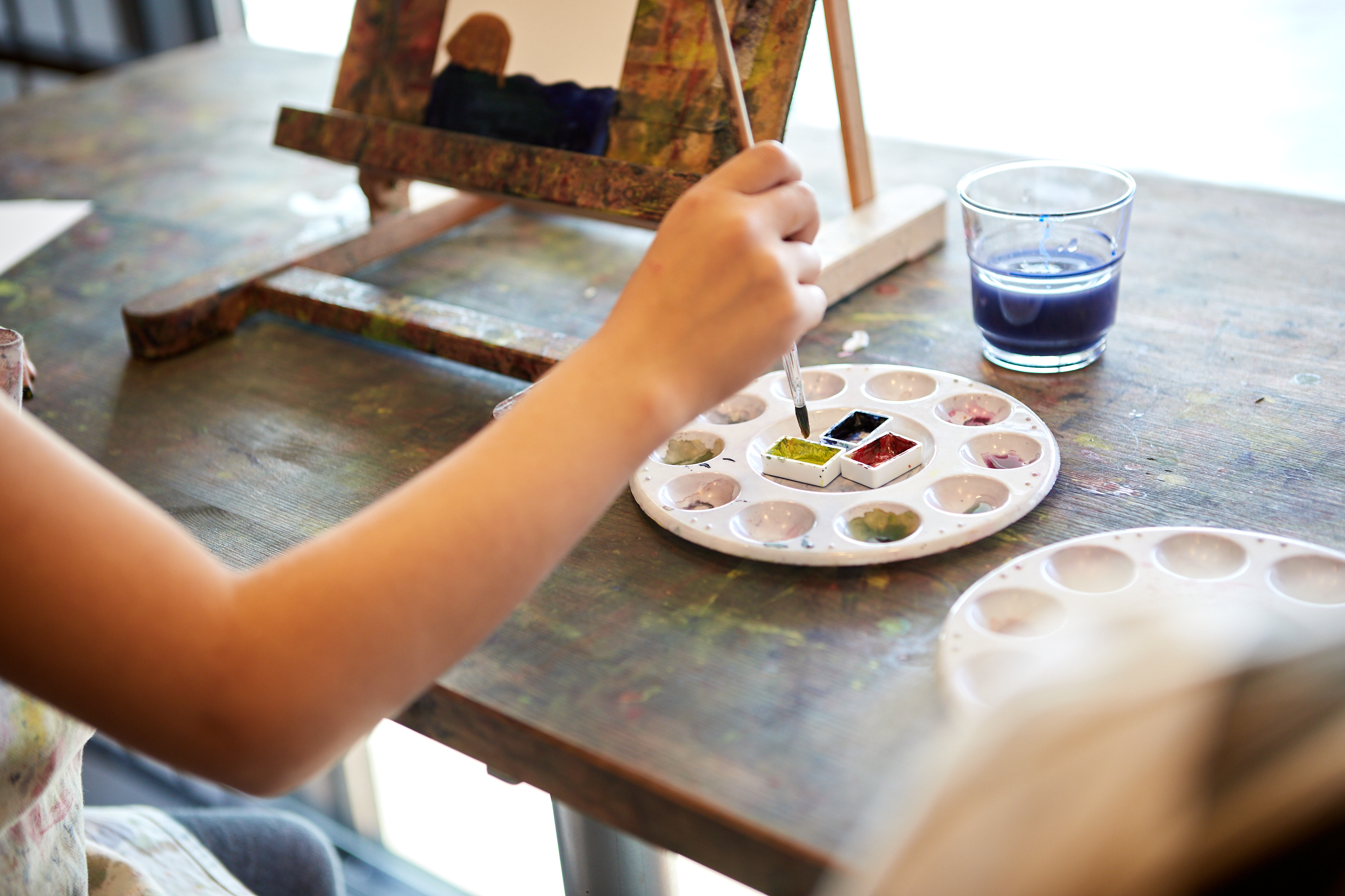 Familj besöker Nordiska Akvarellmuseet i Skärhamn