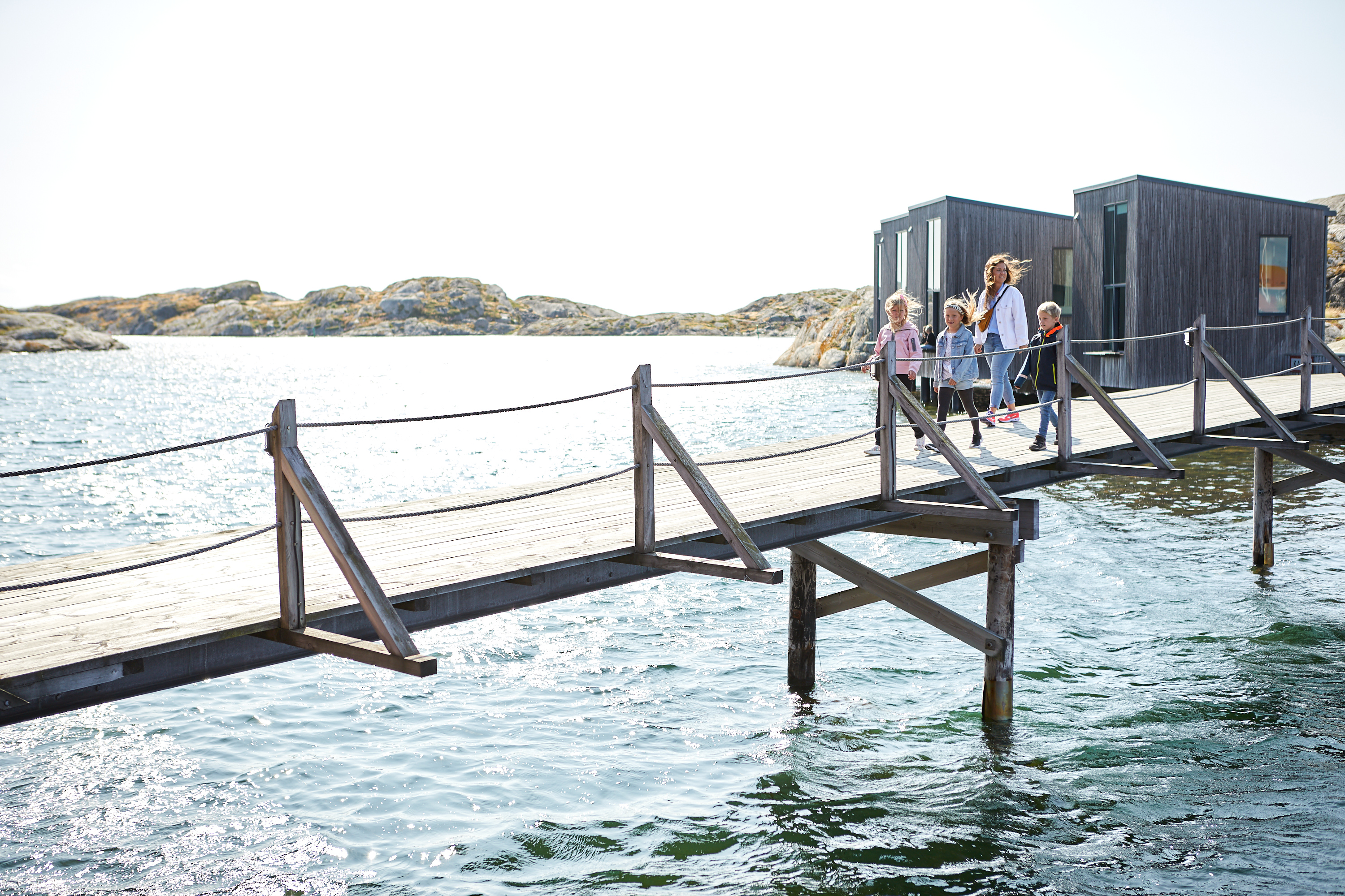 Familj besöker Nordiska Akvarellmuseet i Skärhamn