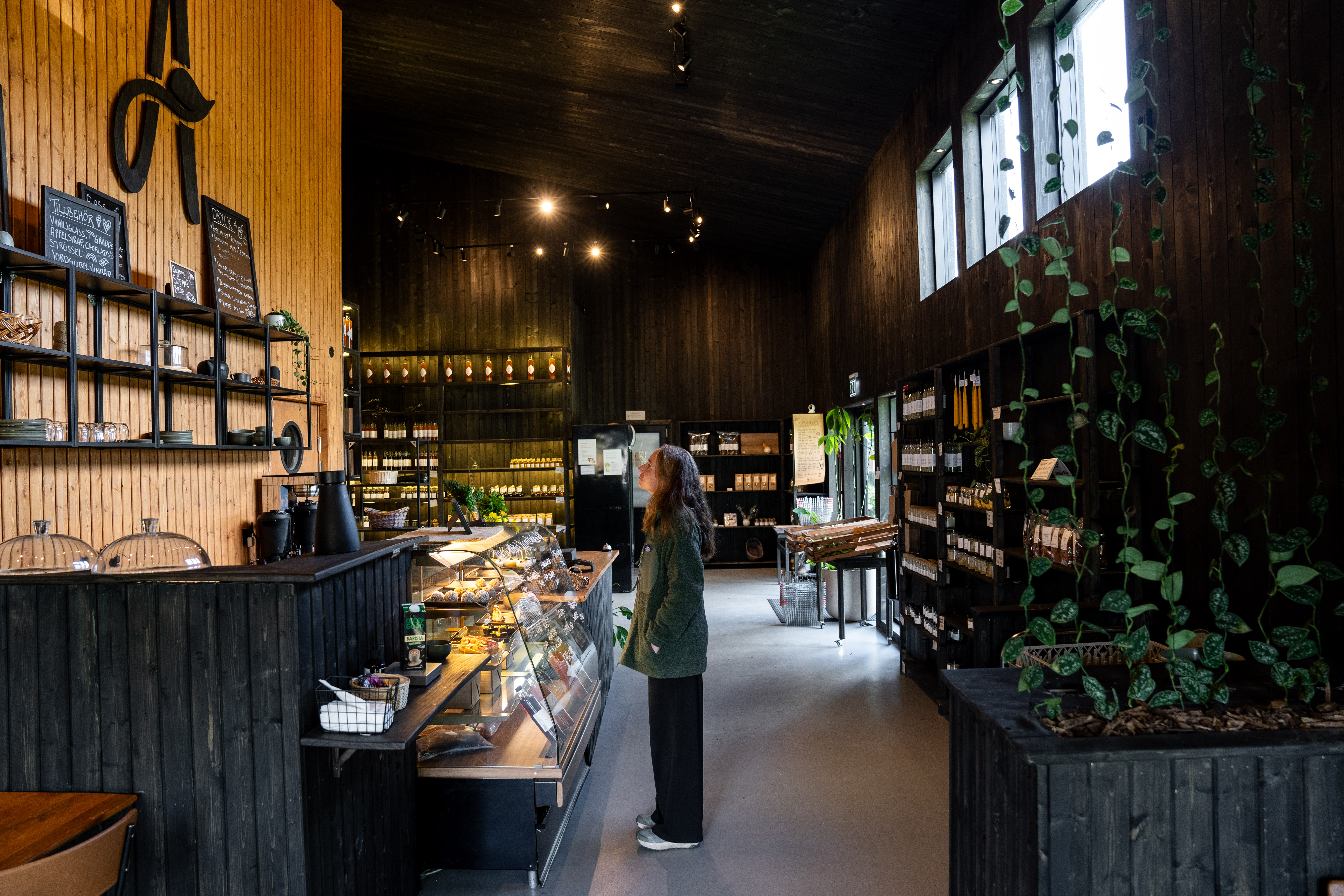 En kvinna står i en gårdsbutik.