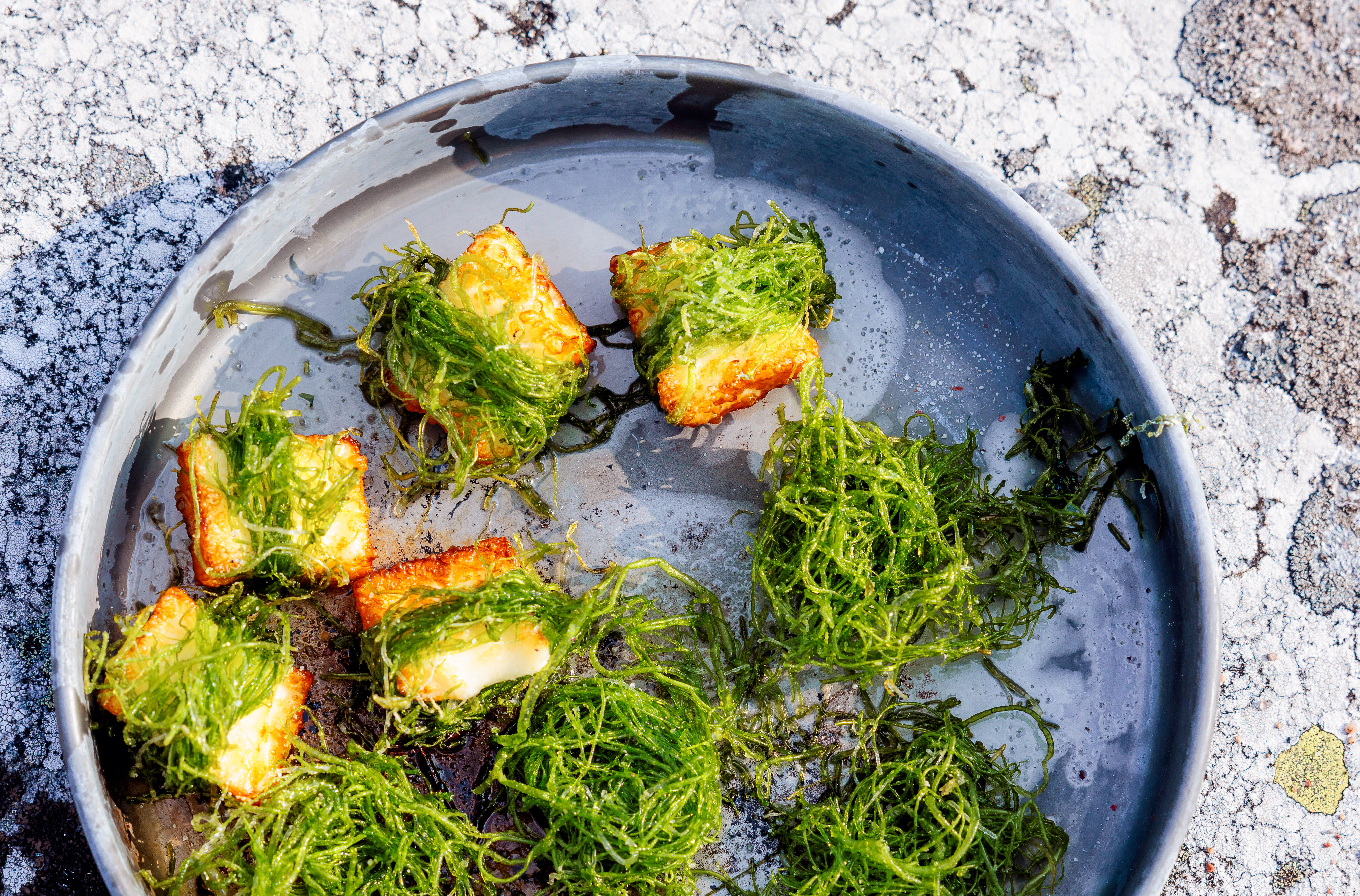 Tillagad tång serverad på en tallrik.