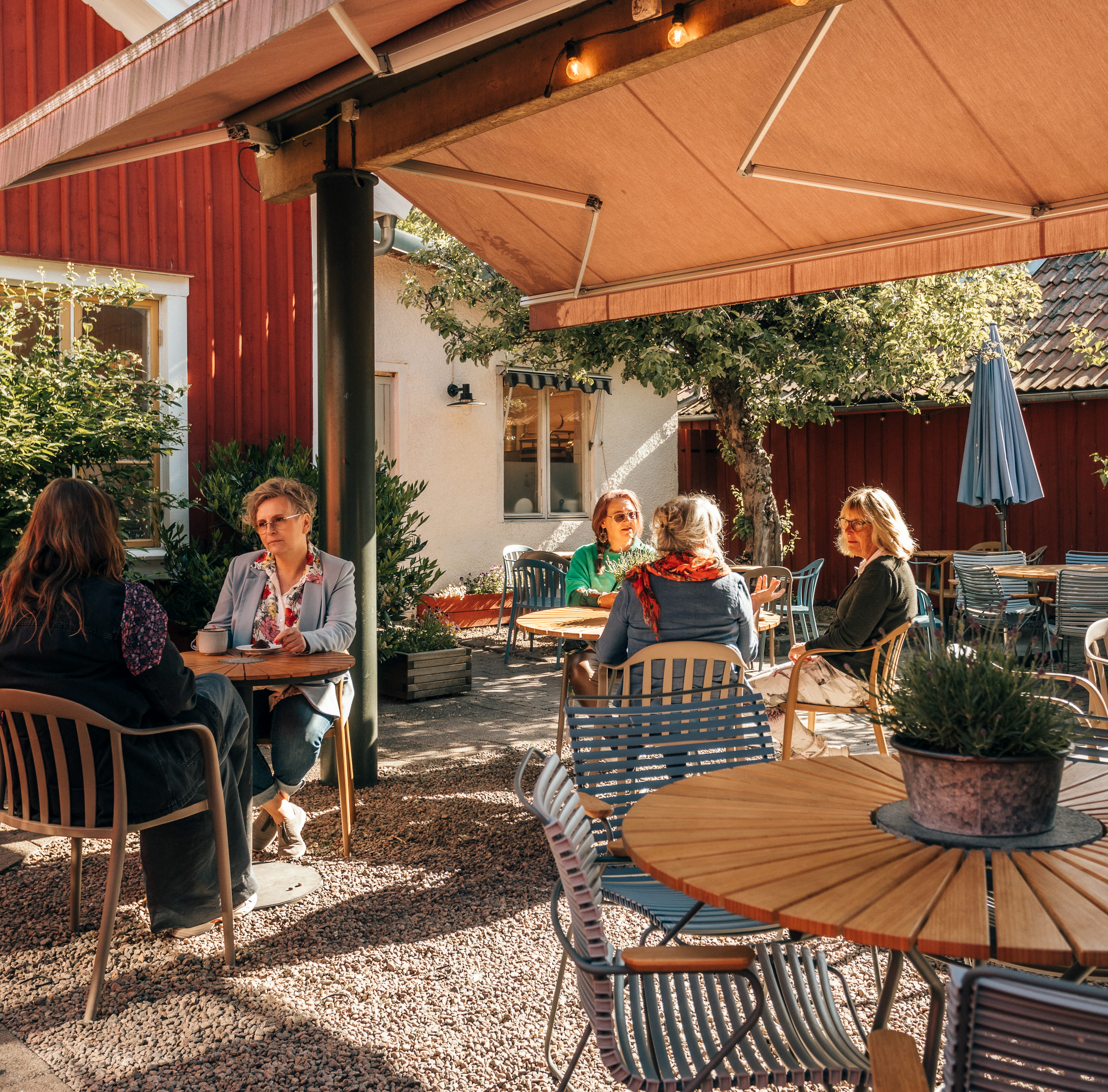 Grupp av människor som sitter på en uteservering.