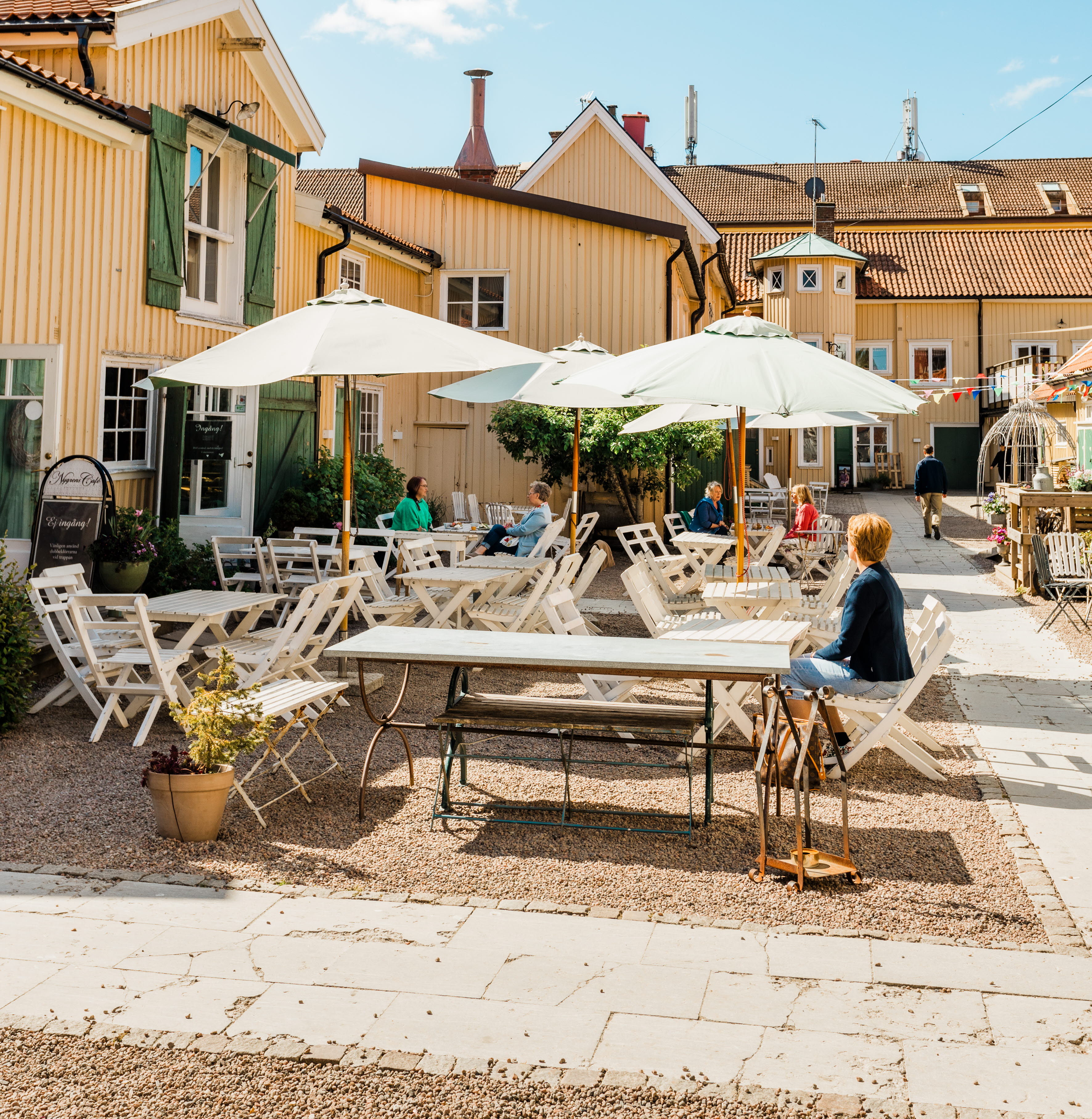 Grupp av människor som sitter på en uteservering.